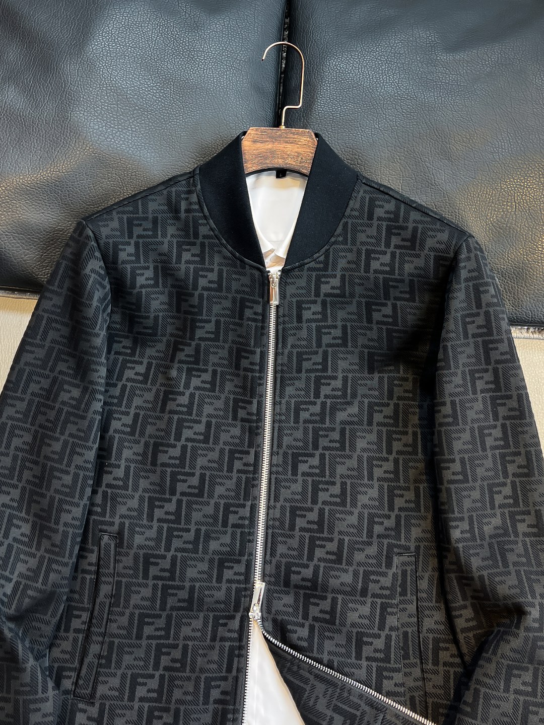   FD 2025早秋男女同款拉链卫衣

舒适轻松运动休闲集一体！经典百搭，打破往年的枯燥乏味更为年轻时