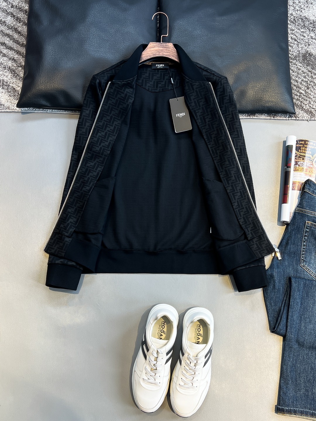   FD 2025早秋男女同款拉链卫衣

舒适轻松运动休闲集一体！经典百搭，打破往年的枯燥乏味更为年轻时