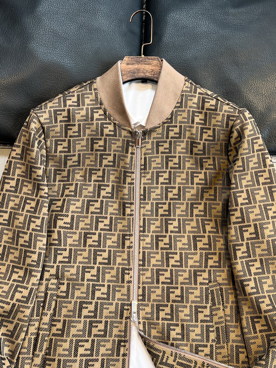   FD 2025早秋男女同款拉链卫衣

舒适轻松运动休闲集一体！经典百搭，打破往年的枯燥乏味更为年轻时