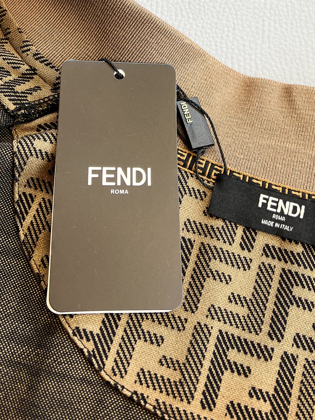   FD 2025早秋男女同款拉链卫衣

舒适轻松运动休闲集一体！经典百搭，打破往年的枯燥乏味更为年轻时