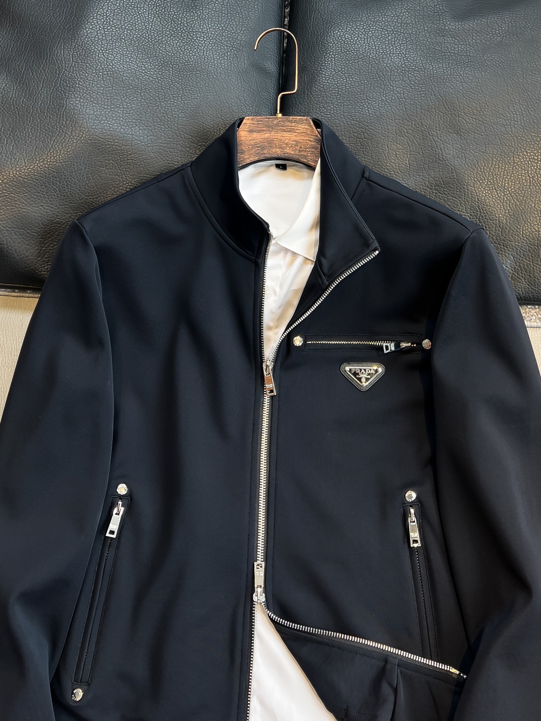   PD 2025早秋男女同款拉链卫衣

舒适轻松运动休闲集一体！经典百搭，打破往年的枯燥乏味更为年轻时