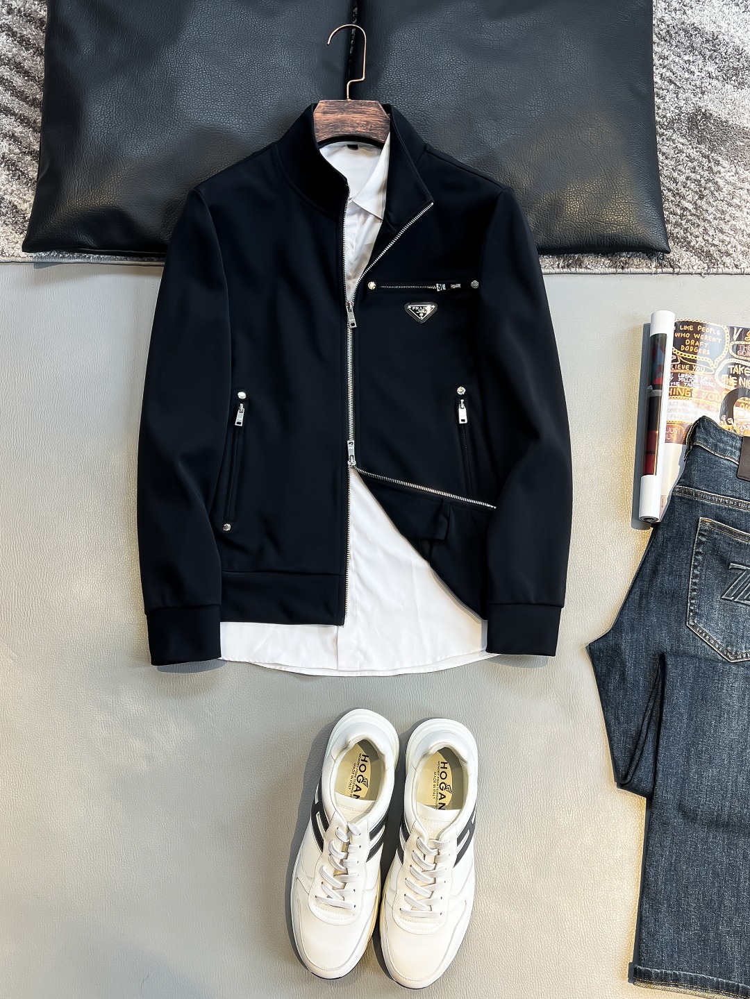 NO:512768,PD 2025 Early Autumn Men and Women's Same Zippered Sweatshirt Comfortable and Relaxed Sports and Leisure!  Classic and versatile, breaking the boredom of previous years, it is more youthful and fashionable, and has an added trendy style that keeps pace with the times!  Loose cut, elastic waist and adjustable drawstring, two side pockets, original creation, restoration of wiring details, exquisite counter level, super good style, invincible upper body effect!  Color black Number of code M L XL 2XL 3XL, hoodie, sweatshirts, alexander wang19860909PD 2025早秋男女同款拉链卫衣 舒适轻松运动休闲集一体！经典百搭,打破往年的枯燥乏味更为年轻时尚,多了一份与时俱进的潮流范儿！宽松裁剪,弹力腰部和可调节抽绳,两个侧口袋,原版打造,走线细节还原,专柜级别精致做版型超级好,上身效果无敌！ 颜色黑色 码数M L XL 2XL 3XL,,hoodie,sweatshirts,alexander wang,Men's clothing