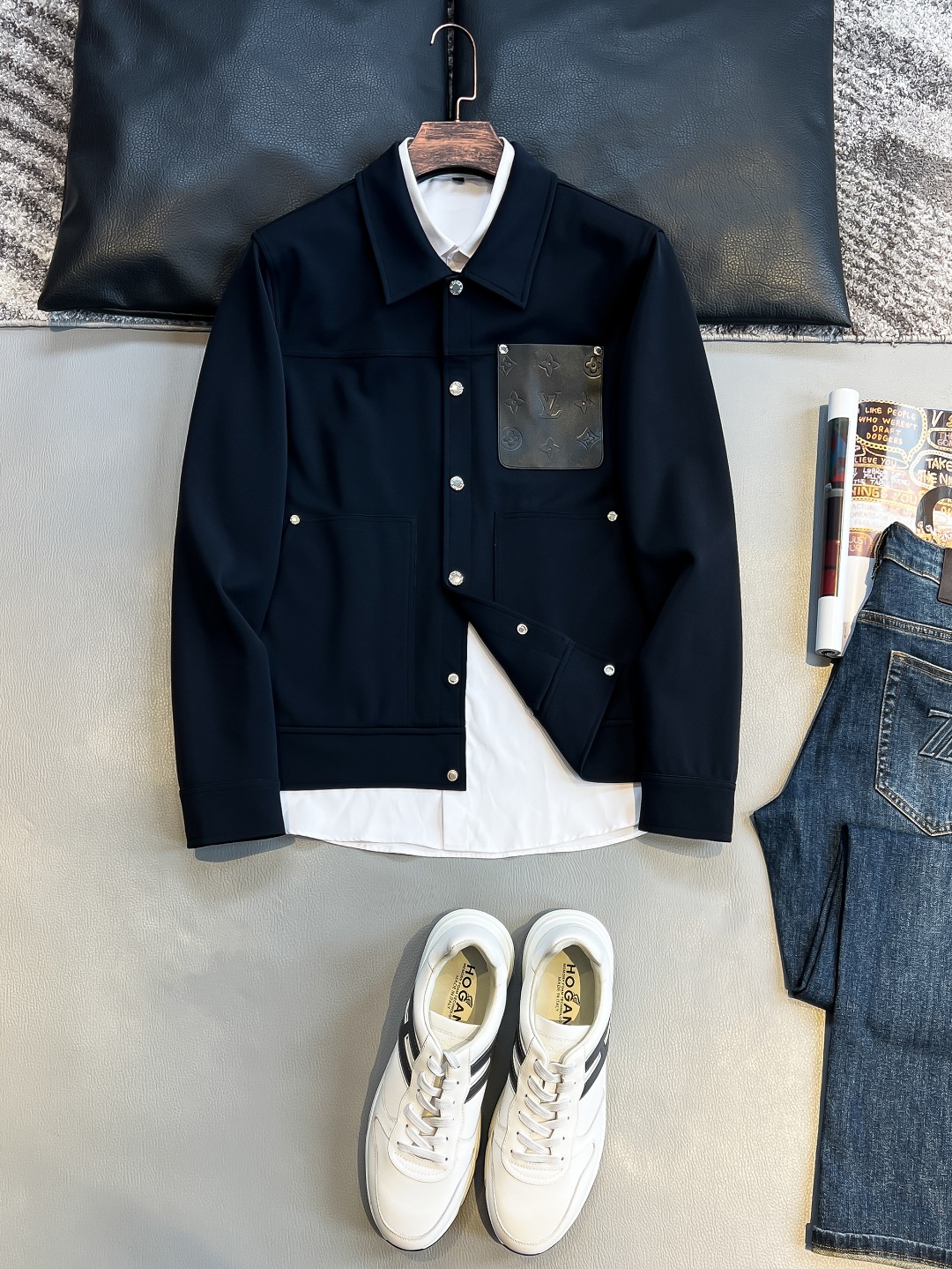   LV 2025早秋男女同款拉链卫衣

舒适轻松运动休闲集一体！经典百搭，打破往年的枯燥乏味更为年轻时