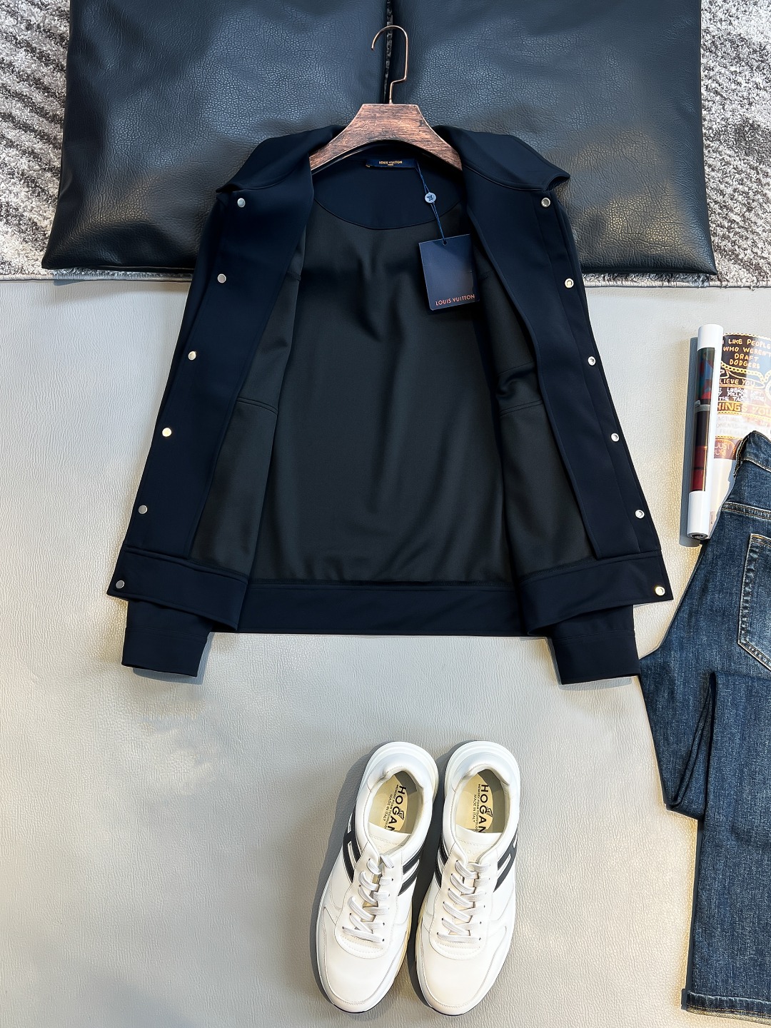   LV 2025早秋男女同款拉链卫衣

舒适轻松运动休闲集一体！经典百搭，打破往年的枯燥乏味更为年轻时