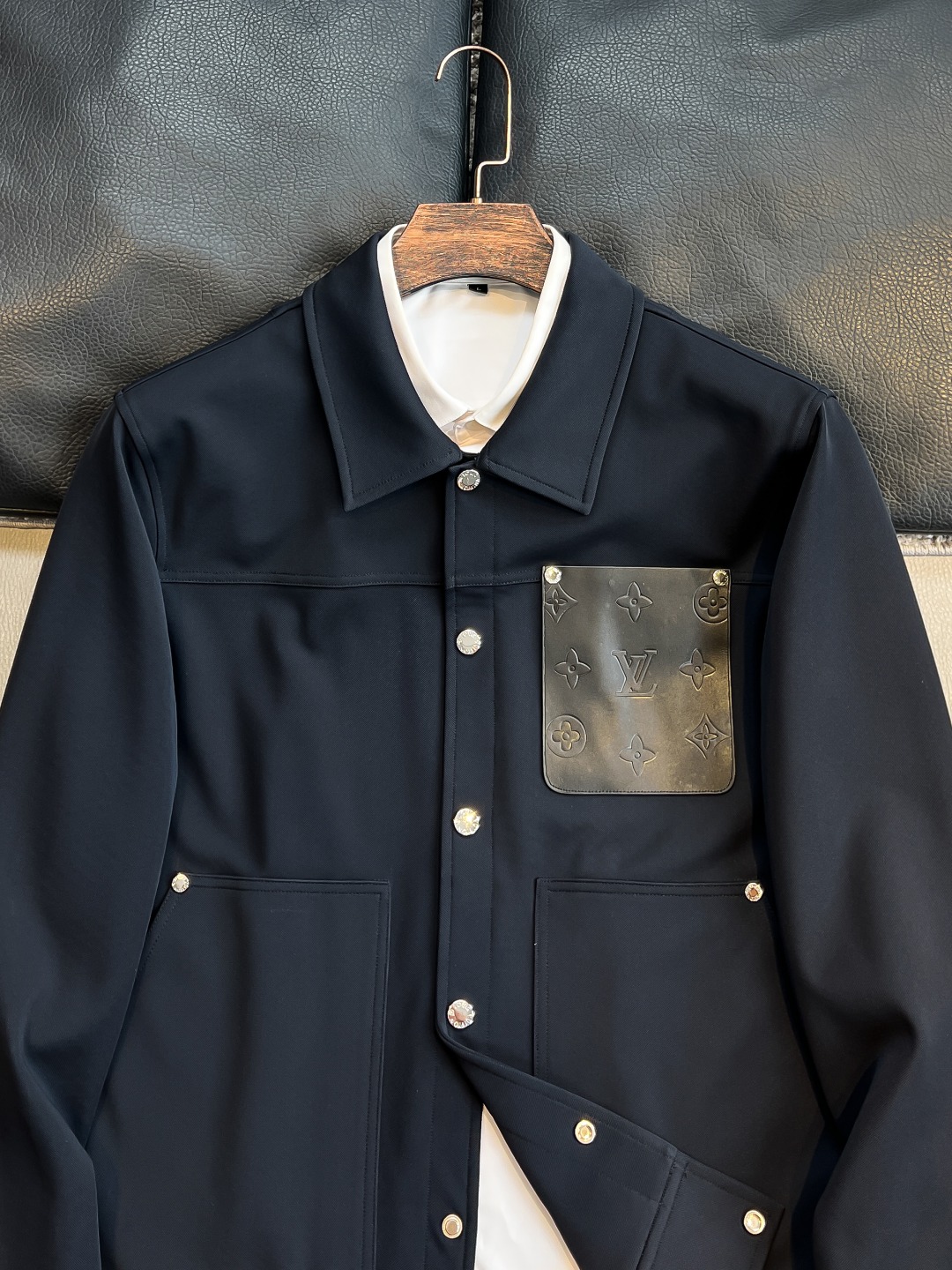   LV 2025早秋男女同款拉链卫衣

舒适轻松运动休闲集一体！经典百搭，打破往年的枯燥乏味更为年轻时