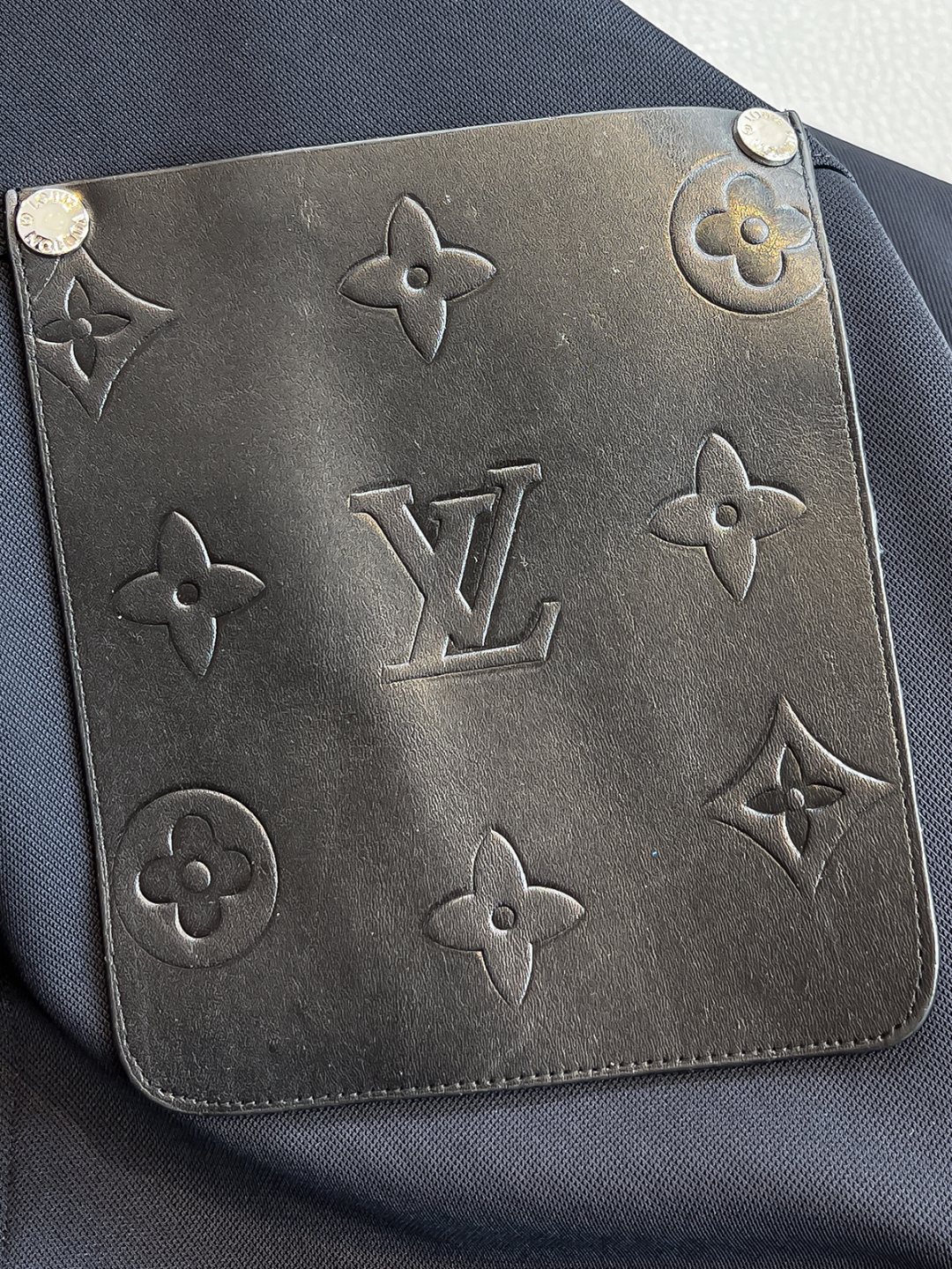   LV 2025早秋男女同款拉链卫衣

舒适轻松运动休闲集一体！经典百搭，打破往年的枯燥乏味更为年轻时