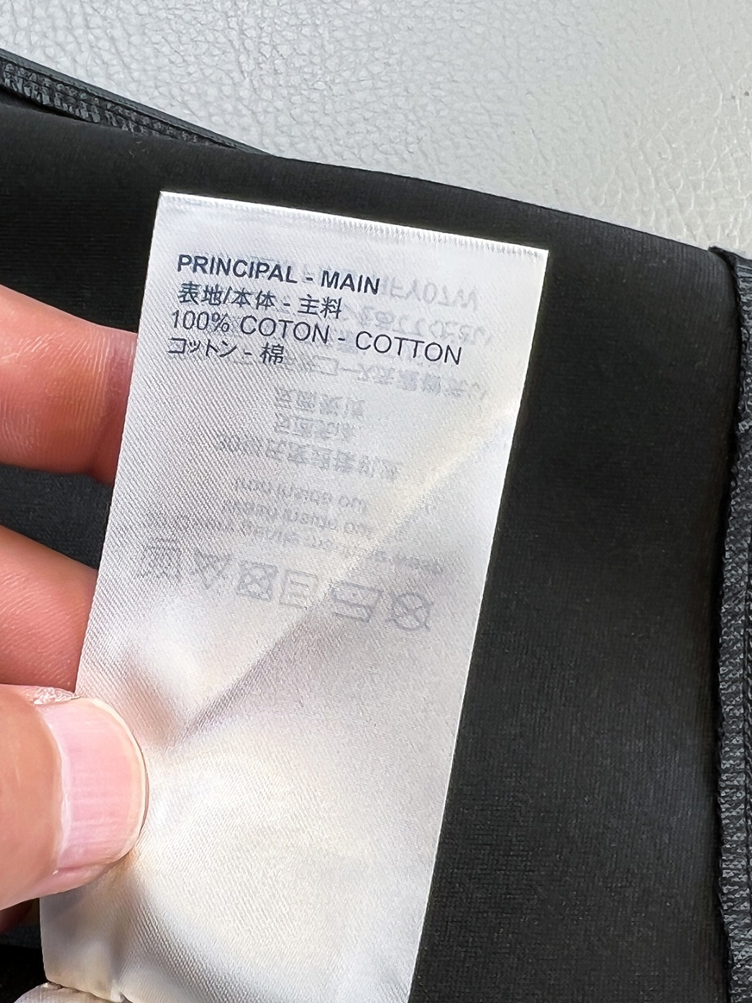   LV 2025早秋男女同款拉链卫衣

舒适轻松运动休闲集一体！经典百搭，打破往年的枯燥乏味更为年轻时