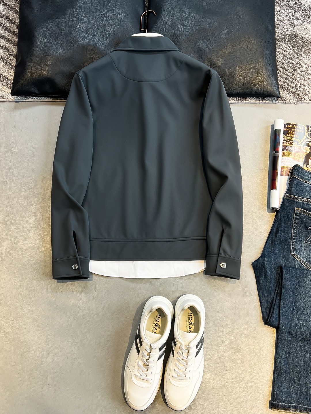   LV 2025早秋男女同款拉链卫衣

舒适轻松运动休闲集一体！经典百搭，打破往年的枯燥乏味更为年轻时