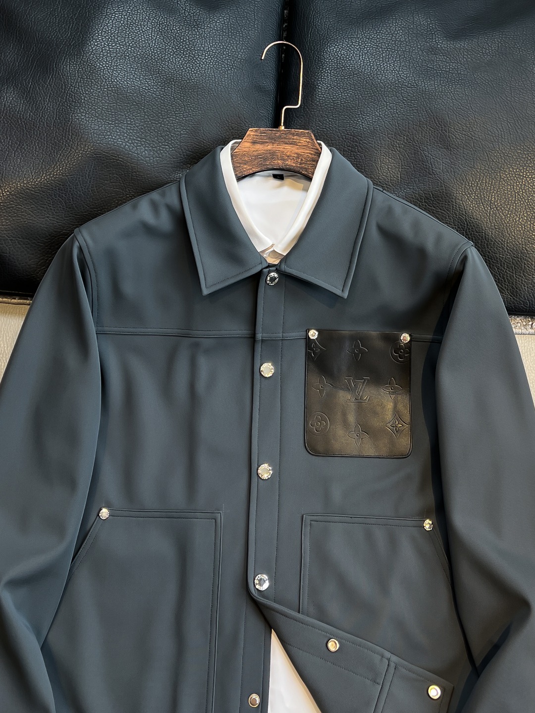   LV 2025早秋男女同款拉链卫衣

舒适轻松运动休闲集一体！经典百搭，打破往年的枯燥乏味更为年轻时