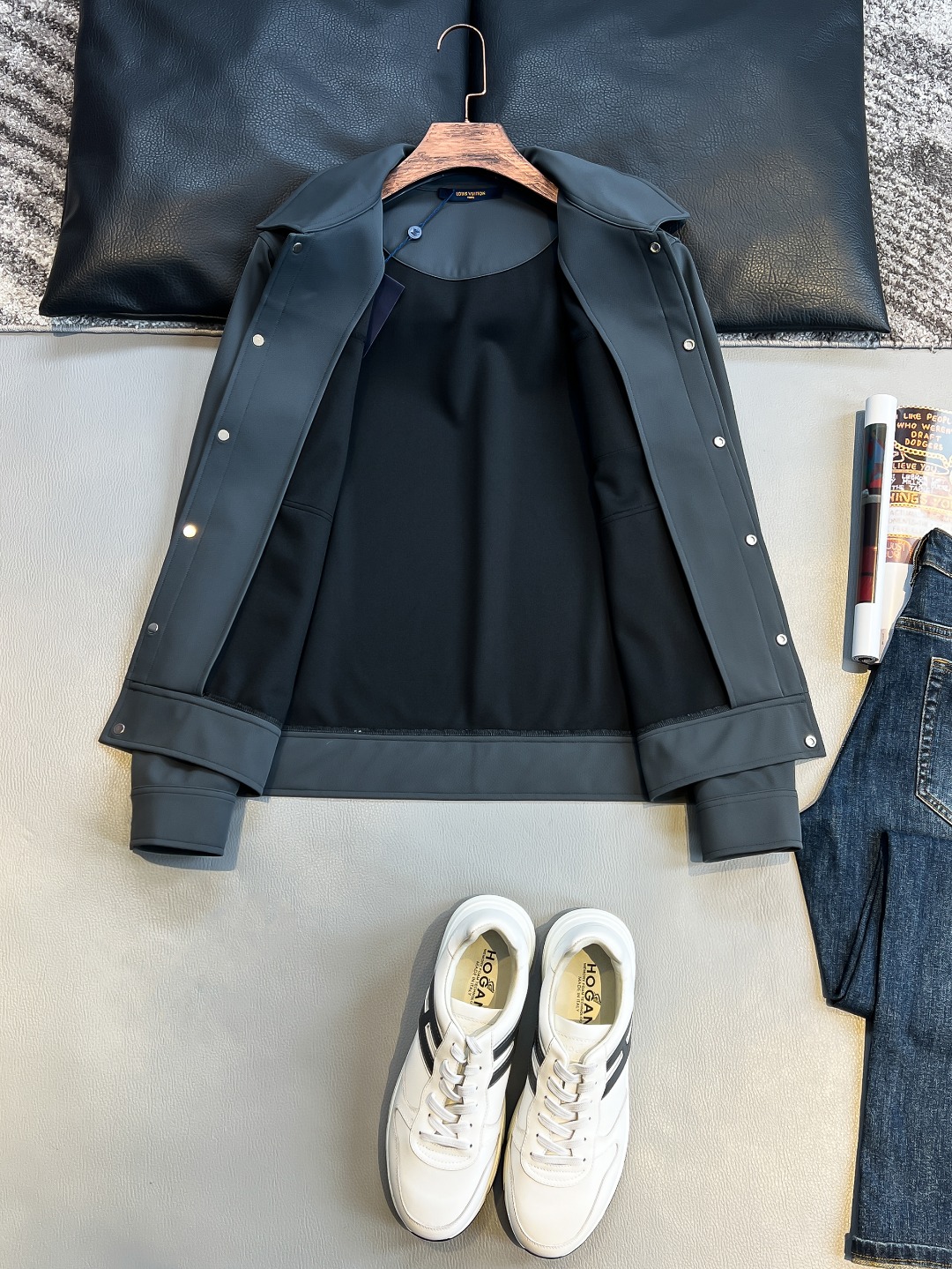   LV 2025早秋男女同款拉链卫衣

舒适轻松运动休闲集一体！经典百搭，打破往年的枯燥乏味更为年轻时