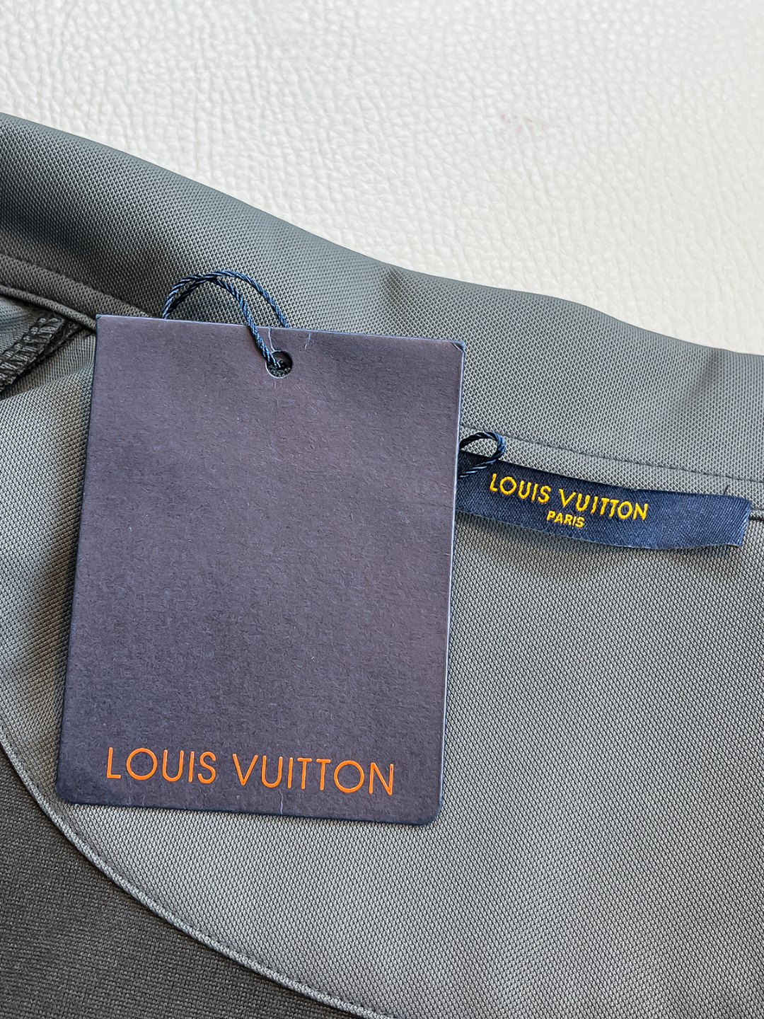   LV 2025早秋男女同款拉链卫衣

舒适轻松运动休闲集一体！经典百搭，打破往年的枯燥乏味更为年轻时