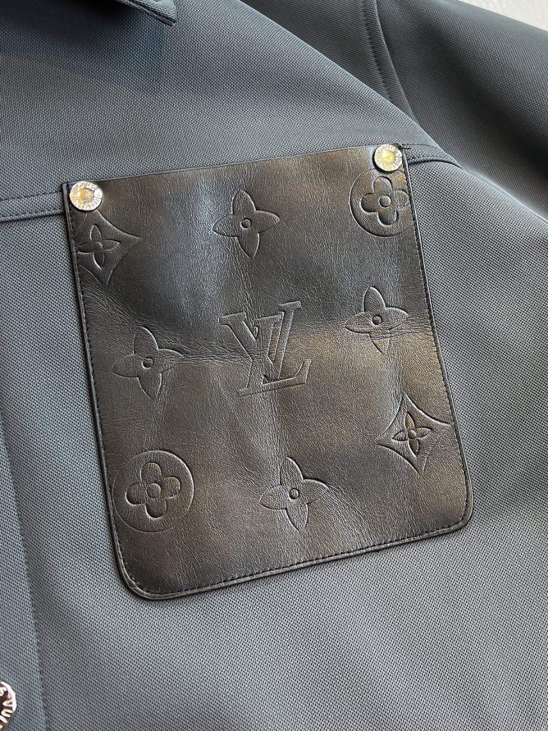   LV 2025早秋男女同款拉链卫衣

舒适轻松运动休闲集一体！经典百搭，打破往年的枯燥乏味更为年轻时