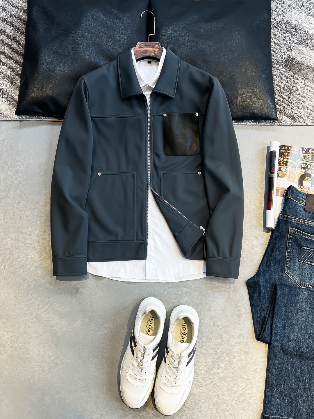 NO:512760,Lo 2025 early autumn men and women's zipper sweatshirts are all comfortable and relaxed!  Classic and versatile, breaking the boredom of previous years, it is more youthful and fashionable, and has an added trendy style that keeps pace with the times!  Loose cut, elastic waist and adjustable drawstring, two side pockets, original creation, restoration of wiring details, exquisite counter level, super good style, invincible upper body effect!  Color blue/gray Number of code M L XL 2XL 3XL, hoodie, sweatshirts, alexander wang19860909Lo 2025早秋男女同款拉链卫衣 舒适轻松运动休闲集一体！经典百搭,打破往年的枯燥乏味更为年轻时尚,多了一份与时俱进的潮流范儿！宽松裁剪,弹力腰部和可调节抽绳,两个侧口袋,原版打造,走线细节还原,专柜级别精致做版型超级好,上身效果无敌！ 颜色蓝色/灰色 码数M L XL 2XL 3XL,,hoodie,sweatshirts,alexander wang,Men's clothing