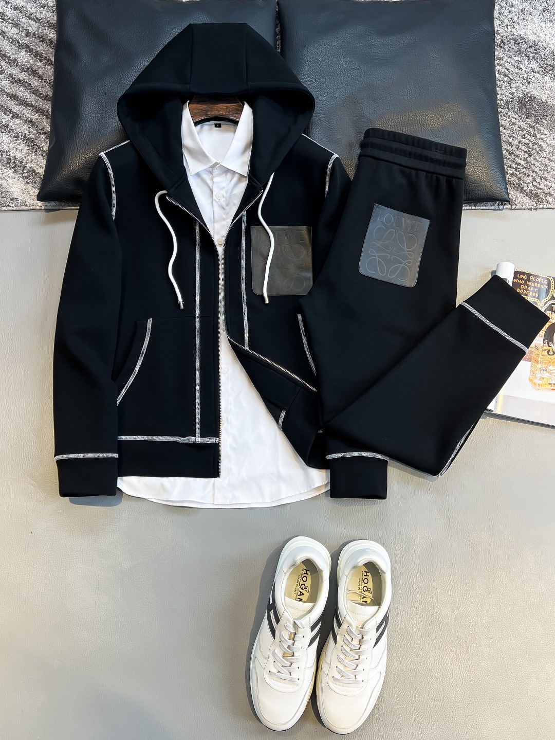 NO:512743,/Set LO 2025 Early Autumn Men and Women's Same Zippered Sweatshirt Set Comfortable and Relaxed Sports and Leisure!  Classic and versatile, breaking the boredom of previous years, it is more youthful and fashionable, and has an added trendy style that keeps pace with the times!  Loose cut, elastic waist and adjustable drawstring, two side pockets, original creation, restoration of wiring details, exquisite counter level, super good style, invincible upper body effect!  Color black code number M- XL, hoodie, sweatshirts, alexander wang19860909/套 LO 2025早秋男女同款拉链卫衣套装 舒适轻松运动休闲集一体！经典百搭,打破往年的枯燥乏味更为年轻时尚,多了一份与时俱进的潮流范儿！宽松裁剪,弹力腰部和可调节抽绳,两个侧口袋,原版打造,走线细节还原,专柜级别精致做版型超级好,上身效果无敌！ 颜色黑色 码数M- XL,,hoodie,sweatshirts,alexander wang,Men's clothing