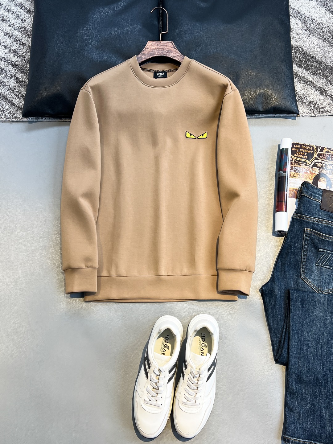 NO:512758,FD# 25 Autumn and Winter Round Neck Pullover Sweatshirt The same fashion casual Pullover Sweatshirt for men and women! Trading companies have sparse channels and are on sale on the leading official website! It has always been a magical existence, with extremely high recognition, and always creates fashionable items in a minimalist style. It has no restrictions on age and gender, and it is easy for anyone to control! This sweatshirt is made of imported air-layer knitted cotton. The fabric feels light, delicate, soft and glutinous, and also takes into account the superior clarity. The terry texture is arranged tightly like fish scales inside, which is warm and breathable to the skin without any thorns! The cuffs and hem are spliced ​​with knitted ribs in the same color as the tank, making the wearer more handsome and stylish! The front of the garment is decorated with patterns, carefully printed with top-level craftsmanship, and paired with brand embellishments to show both luxury and fashion! The basic casual round neck cutout makes it look thin and hides the flesh with significant effect. It can control your daily casual clothes. It has no gender-free figure and is recommended for the same style as men and women! Color Black White Apricot Size S M L XL, hoodie,sweatshirts,alexander wang19860909FD# 25秋冬圆领套头卫衣 男女同款时尚休闲套头卫衣衫！贸易公司渠道稀出,领先官网发售！一直都是神奇的存在,有着极高的辨识度,总是以极简风格营造时髦单品,对年龄性别都没有限制,任谁都好驾驭！ 此款卫衣衫选用客供进口空气层针织棉布制成,该面料手感轻薄细腻软糯,同时兼顾优越的挺括感,内里如同鱼鳞般紧密排列的毛圈肌理,贴肤保暖透气毫无扎刺感可言！ 袖口以及下摆同缸色染针织罗纹拼接,令着身者更加帅气有型！衣身正面由图案装饰,采用顶级工艺精心印制,搭配品牌点缀,将奢华档次与时尚感都展现了出来！ 基础休闲的圆领版型剪裁,着穿显瘦藏肉效果显著,能够驾驭你日常各种休闲着装穿法,无性别身材的限定,男女同款推荐！ 颜色黑色 白色 杏色 尺码S M L XL,,hoodie,sweatshirts,alexander wang,Men's clothing