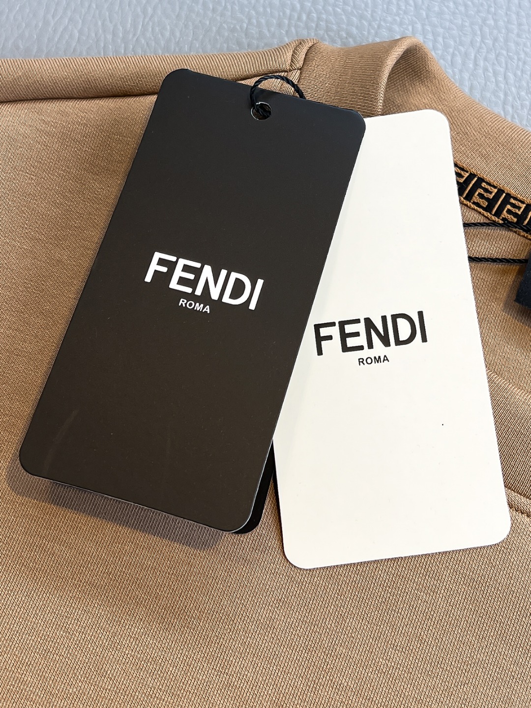   FD# 25秋冬圆领套头卫衣

男女同款时尚休闲套头卫衣衫！贸易公司渠道稀出，领先官网发售！一直都是