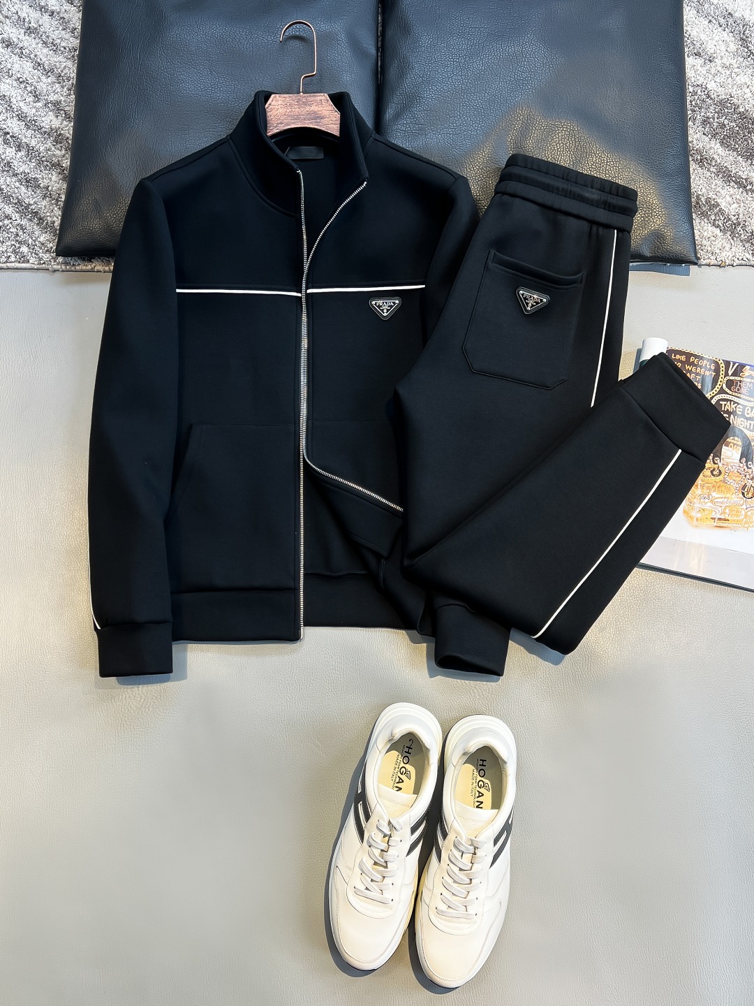 NO:512731,/Set PD 2025 Early Autumn Men and Women's Same Zippered Sweatshirt Set Comfortable and Relaxed Sports and Leisure!  Classic and versatile, breaking the boredom of previous years, it is more youthful and fashionable, and has an added trendy style that keeps pace with the times!  Loose cut, elastic waist and adjustable drawstring, two side pockets, original creation, restoration of wiring details, exquisite counter level, super good style, invincible upper body effect!  Color black Number of code M L XL 2XL 3XL, hoodie, sweatshirts, alexander wang19860909/套 PD 2025早秋男女同款拉链卫衣套装 舒适轻松运动休闲集一体！经典百搭,打破往年的枯燥乏味更为年轻时尚,多了一份与时俱进的潮流范儿！宽松裁剪,弹力腰部和可调节抽绳,两个侧口袋,原版打造,走线细节还原,专柜级别精致做版型超级好,上身效果无敌！ 颜色黑色 码数M L XL 2XL 3XL,,hoodie,sweatshirts,alexander wang,Men's clothing