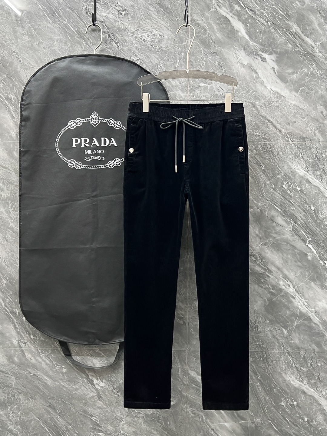 NO:692309,.Normal after-sales service. Normal returns and exchanges. 2026 A new interpretation of the aesthetics of casual pants, interpreting a rich style of fashion, with a strong sense of detail and design. The classic brand logo is used as a color combination to interpret classic brand fashion, adding luster to the overall look. Imported fabrics are soft and comfortable. The inner fabric is flat and breathable, simple and full of unique charm.  European trade channels, direct delivery from Italian overseas warehouses, limited sales of overseas boutiques. This pair of sweatpants adopts the design of a big brand to create a fashionable sense, with exquisite details, showing super high quality. The pants are embellished with iconic brand logos to highlight the brand style and 19860909.正常售后.正常退换.2026 休闲裤子美学的焕新诠释,演绎浓郁的格调型时尚风范,细节感和设计感强悍.经典品牌标识做为色彩搭配,演绎经典的品牌时尚,为整体造型增光添彩.进口面料,柔软舒适.内里织面平整透气性极佳,简洁而富有独特魅力. 欧洲贸易渠道,意大利海外仓直发,海外精品限定销售.这款卫裤采用大牌的设计打造时尚潮流感,细节处理精致到位,展现超高的品质. 裤身上点缀标志性品牌标识,彰显品牌格调,打造时尚多样的造型.进口面料精心打造,柔软舒适,还亲肤保暖,是居家和外出都很舒适的一款裤子,随便搭个外套卫衣就可以出门啦~ 颜色黑色 尺码:M L XL 2XL 3XL,,hoodie,sweatshirts,jackets & coats,,Men's clothing