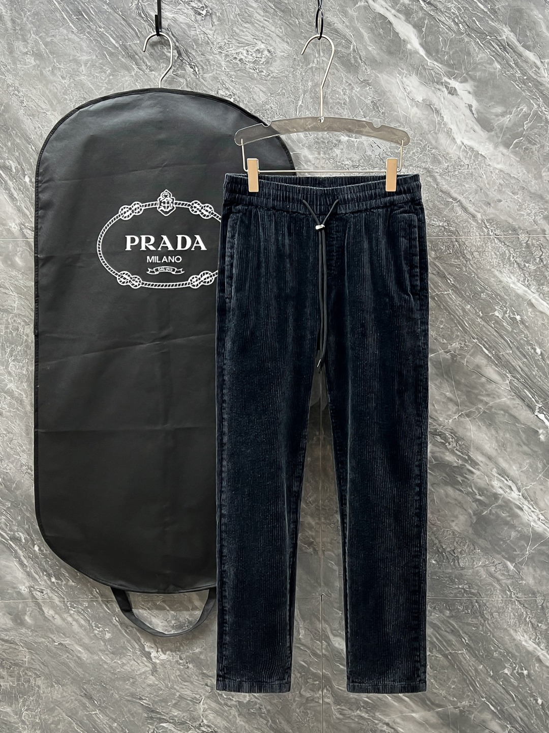 NO:692295,.Normal after-sales service. Normal returns and exchanges. 2026 PD# casual pants A new interpretation of aesthetics, a strong sense of style and fashion, with a strong sense of detail and design. The classic brand logo is used as a color combination to interpret classic brand fashion and add luster to the overall look. Imported fabrics are soft and comfortable. The inner fabric is flat and breathable, simple and full of unique charm.  European trade channels, direct delivery from Italian overseas warehouses, limited sales of overseas boutiques. This pair of sweatpants adopts the design of a big brand to create a fashionable sense, with exquisite details, showing super high quality. The pants are embellished with iconic brand logos to highlight the brand style and create fashionable and diverse styles. The imported fabrics are carefully made, soft and comfortable, and are skin-friendly and warm. They are comfortable pants for home and going out. You can just wear a jacket and sweatshirt to go out ~ Color black Size: M L XL 2XL  3XL,,hoodie,sweatshirts,jackets & coats,19860909.正常售后.正常退换.2026 PD# 休闲裤子 美学的焕新诠释,演绎浓郁的格调型时尚风范,细节感和设计感强悍.经典品牌标识做为色彩搭配,演绎经典的品牌时尚,为整体造型增光添彩.进口面料,柔软舒适.内里织面平整透气性极佳,简洁而富有独特魅力. 欧洲贸易渠道,意大利海外仓直发,海外精品限定销售.这款卫裤采用大牌的设计打造时尚潮流感,细节处理精致到位,展现超高的品质. 裤身上点缀标志性品牌标识,彰显品牌格调,打造时尚多样的造型.进口面料精心打造,柔软舒适,还亲肤保暖,是居家和外出都很舒适的一款裤子,随便搭个外套卫衣就可以出门啦~ 颜色黑色 尺码:M L XL 2XL 3XL,,hoodie,sweatshirts,jackets & coats,,Men's clothing