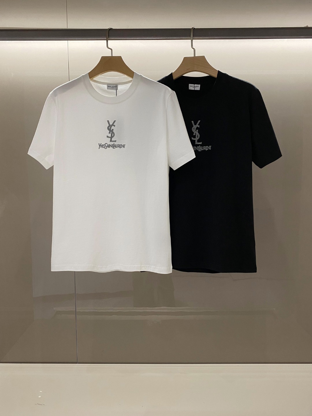 Yves Saint Laurent Kleidung T-Shirt Schwarz Weiß Stickerei Baumwolle Stricken Sommerkollektion Fashion Kurzarm