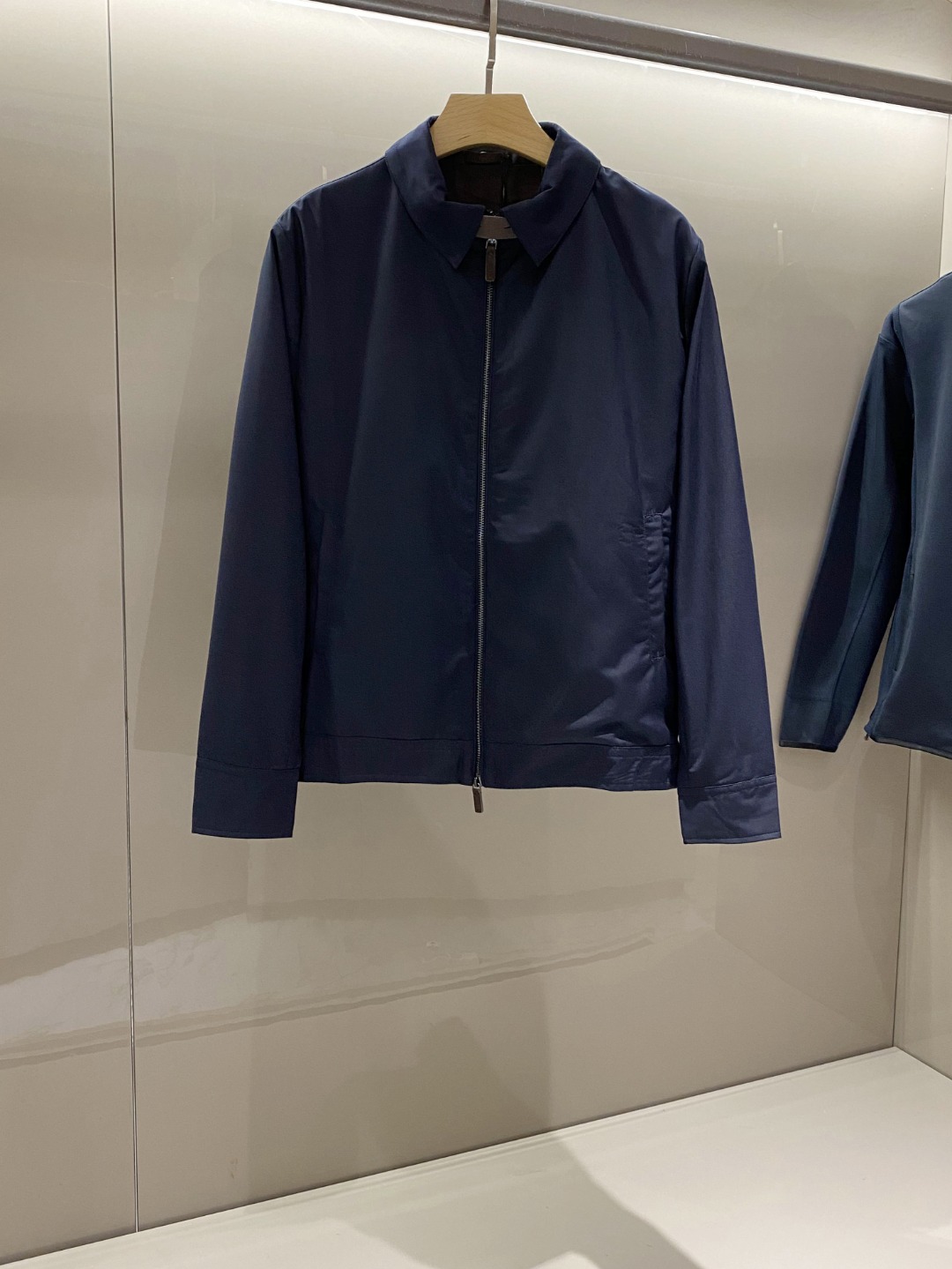 NO:656477,-P New Product】Hong Kong Matheson Channel Product. 2025 Early Autumn New Ze*na Men's Business Casual Worsted Wool Lapel Jacket. Comes from rare sources of heavy private channel orders. This style combines the elegance of an Italian gentleman with the lightness and agility of a street style man, allowing you to wear your own fashion style!  The advantages of the entire jacket are concentrated in the fabric and version. First of all, in terms of materials, imported ultra-fine wool fabric is selected and supplied by customers. It feels extremely light, silky, smooth and tough, with a slightly matte texture on the surface. It is comfortable and smooth against the skin, has good breathability and moisture absorption, and has an unparalleled wearing experience!  The neckline is patchwork with leather buckle tabs and leather zipper pullers, adhering to the brand's classic soul design. It is fashionable and easy to show off its extraordinary style. Although it does not have any logo on it, it can easily identify its high-end luxury status among the crowd!  The basic retro zipper lapel jacket is cut in a neat and stylish upper body. It has both youthful attributes and business style, so this jacket can be easily worn by people of any age!  Color Navy Size 48 50 52 54 Size data Size 48 shoulder width 45cm-bust 108cm-shirt length 64cm-sleeve length 63cm Size 50 shoulder width 46cm-chest 112cm-shirt length 66cm-sleeve length 64cm Size 52 shoulder width 47cm-chest 116cm-shirt length 68cm-sleeve length 65cm  Size 54, shoulder width 48cm - bust 120cm - length 70cm - sleeve length 66cm,,jackets & coats,jackets & coats,alexander wang19860909-P新品】香港洋行渠道货.2025早秋新款Ze*na男士商务休闲精纺羊毛材质翻领夹克外套.来自可遇不可求的重磅私渠订单稀缺货源,该款将意式绅士的优雅和街头型男的轻盈灵动相结合,让你穿出属于自己的时尚格调！整件夹克的优点集聚于面料与版型上,首先来说它的用料方面,甄选客供进口超精细羊毛面料,其手感极致轻薄丝滑有韧性,表面泛着微微的哑光质感,贴身舒适滑腻、透气吸湿性俱佳,拥有无与伦比的穿着体验！领口拼皮扣袢和皮质拉链头,秉承着品牌经典灵魂设计,时尚轻松展现不凡格调,虽没有任何Logo傍身,却能在人群中一眼Get出它的高奢身份地位！基础复古的拉链翻领夹克版型剪裁,上身利落有型,既有着年轻属性与能兼顾商务风格,所以这款夹克任何年龄段的人士都能轻松上身驾驭！ 颜色藏青色 尺码48 50 52 54 尺码数据 48码肩宽45cm-胸围108cm-衣长64cm-袖长63cm 50码肩宽46cm-胸围112cm-衣长66cm-袖长64cm 52码肩宽47cm-胸围116cm-衣长68cm-袖长65cm 54码肩宽48cm-胸围120cm-衣长70cm-袖长66cm,,jackets & coats,jackets & coats,alexander wang,Men's clothing