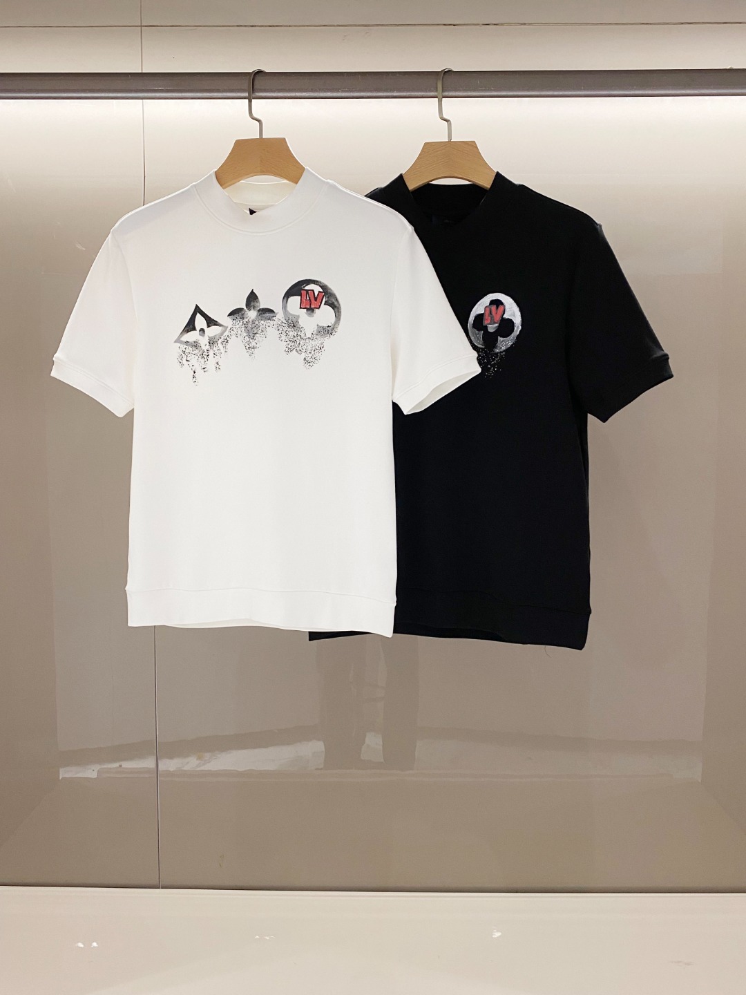 NO:128354,.【New Product】Trading Company Channel Order. Autumn and Winter New V-Ling New Half-High Collar Thick Hand-Drawn Printed Short-Sleeve T-Shirt Base Shirt. Customer-supplied high-strength elastic knitted cotton fabric. The flat and symmetrical knitted is light and refreshing, soft and comfortable, and has excellent breathability. Simple and unique charm. The straight-tailed version is more suitable for matching with various trendy and fashionable styles. The new half-High Collar gives a rich Italian style. The hand-painted logo badge on the chest is printed with German imported Conley machine, with delicate and full texture highlighting, bringing a new experience for fashion sports and leisure. Color black and white Size S M L XL XXL Size data S shoulder width 43.1cm-bust 98cm-length 67cm-sleeve length 20cm M shoulder width 44.3cm-bust 102cm-length 68.2cm-sleeve length 21cm  L size shoulder width 45.5cm-bust 106cm-length 69.4cm-sleeve length 22cm XL size shoulder width 46.7cm-bust 110cm-length 70.6cm-sleeve length 23cm 2XL size shoulder width 47.9cm-bust 114cm-length 71.8cm-sleeve length 24cm, T-shirt,tees,t-shirt,alexander wang19860909.【新品】贸易公司渠道订单.秋冬新款V登新式半高领加厚手绘印花短袖T恤打底衫.客供高支弹力针织棉面料,平整匀称的针织轻薄清爽,柔软舒适,透气性极佳.简洁而富有独特魅力.直裁版型更为适合搭配各种潮流时尚造型.新式半高领赋予浓郁的意式风情.胸前手绘标识徽章采用德国进口康利机器印花,细腻饱满的质感突显,为时尚运动休闲带来全新体验. 颜色黑色 白色 尺码S M L XL XXL 尺码数据 S码肩宽43.1cm-胸围98cm-衣长67cm-袖长20cm M码肩宽44.3cm-胸围102cm-衣长68.2cm-袖长21cm L码肩宽45.5cm-胸围106cm-衣长69.4cm-袖长22cm XL码肩宽46.7cm-胸围110cm-衣长70.6cm-袖长23cm 2XL码肩宽47.9cm-胸围114cm-衣长71.8cm-袖长24cm,,T-shirt,tees，t-shirt,alexander wang,Men's clothing