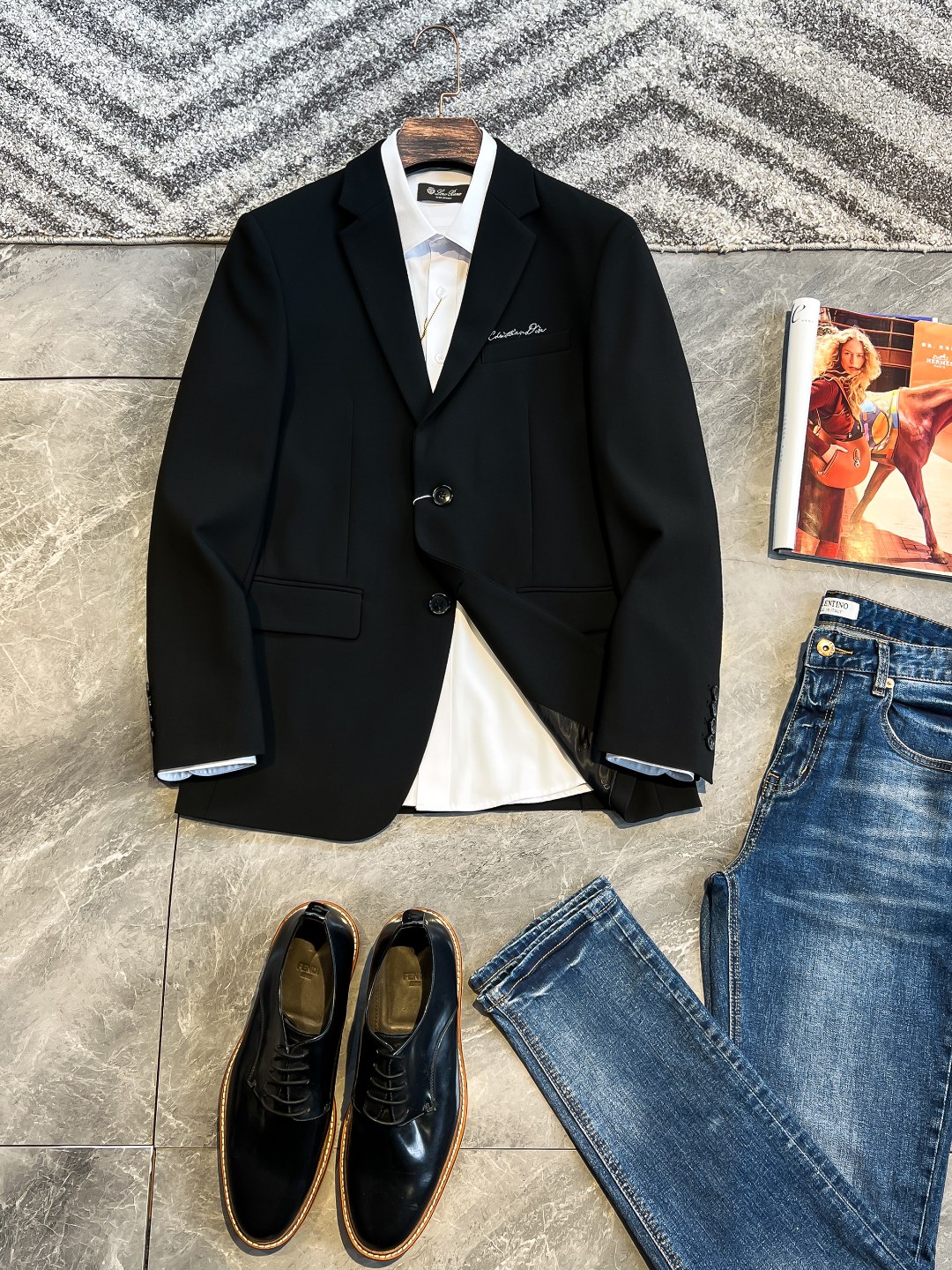 NO:122943,[New Product] 2025 early spring new Chris*ian Di*r straw embroidery logo for men high-end business casual men's single-scene suit jacket. A single-scene model dominated by craftsmanship and quality, versatile black, inherits the main color of DIOR, and is also the most advanced proposition in fashion. It is fashionable and demonstrates the urban vitality with the silver straw embroidery. The visual is amazing, the unique design beauty, and the exquisite straw embroidery cleverly embroidery on the chest, full of high-end feeling! The market is rare and rare, with first-class quality. It is excellent in terms of craft design, layout and fabric. The craftsmanship level has inherited the world's top Belvest workshop production. It is a first-class luxury OEM manufacturer in Italy. It is a remarkable and perfect hand-locked Milan eyes and can be compiled into tailor textbooks. The shape is uniform and the edge-covered line is purely hand-sewn by the top tailor master in the workshop. The arch is neat and fine, impeccable, and very ingenious. The finished product of a suit generally needs to go through more than 180 rigorous processes, which is quite shocking! Customers provide Italian top luxury worsted wool fabrics, ultra-high density and fine, with fiber coefficient up to Super 160's, and blended with 10 silk materials to create an extremely high-end and luxurious texture, with a very delicate texture, and good scald and anti-wrinkle function, with excellent ductility! The tailoring is invincible, following Dior's signature SLIM slim fit style, every inch is well grasped, the shoulders and waistline are perfectly processed, the upper body is full, the classic and versatile black is compatible with any dressing item! Business can also be relaxed! Color black Size 48-56 Size 48-shoulder width 42.8cm-bust 96cm-length 65cm-sleeve length 61.5cm Size 50 Sleeve width 44cm-bust 100cm-length 67cm-sleeve length 63cm Size 52 Sleeve width 45.2cm-bust 104cm-length 69cm-sleeve length 64.5cm Size 54 Sleeve width 46.4cm-bust 108cm-length 71cm-sleeve length 66cm Size 56 Sleeve width 47.6cm-bust 112cm-length 73cm-sleeve length 67.5cm,dior,louis vuitton,jackets & coats,real silk,alexander wang19860909【新品】2025早春新款Chris*ian Di*r 草签刺绣标识男士高端商务休闲男士单西西服外套.以工艺与品质为主导的一款单西,万能百搭黑色系,传承了DIOR主色调,亦是时装里最高级的主张,搭配银色草签标识即时髦又彰显了都市活力感,视觉非常惊艳,独一无二的设计美感,精致的草签刺绣巧妙点缀于胸前,高级感十足！市面稀缺罕见,品相一流,无论从工艺设计还是版型及面料都堪称上乘,工艺水准传承了世界顶级Belvest工坊制作,属于意大利一流奢侈品代工厂商,显著完美的手工锁米兰眼,可以编入裁缝教科书,形状统一度佳,包边走线均由工坊顶级裁缝大师纯手工缝制,拱针对条工整精细,无可挑剔,非常匠心,一件西服成品大体需经过严谨的180多道工序,相当震撼！客供意大利顶级奢华精纺羊毛面料,超高密度且精细,纤维系数高达Super 160's,融合10真丝材质,缔造出极为高级奢华的质感,质地挺刮细腻,并具备良好的免烫抗皱功能,延展性非常优越！剪裁无敌,沿袭了Dior招牌性SLIM修身版型,每一寸都拿捏到位,肩部与腰线处理完美,上身型款十足,经典万能百搭的黑色,兼容任何穿搭单品！商务亦可休闲！ 颜色黑色 尺码48-56 48码肩宽42.8cm-胸围96cm-衣长65cm-袖长61.5cm  50码肩宽44cm-胸围100cm-衣长67cm-袖长63cm 52码肩宽45.2cm-胸围104cm-衣长69cm-袖长64.5cm 54码肩宽46.4cm-胸围108cm-衣长71cm-袖长66cm 56码肩宽47.6cm-胸围112cm-衣长73cm-袖长67.5cm,,dior,louis vuitton,jackets & coats,real silk,alexander wang,Men's clothing