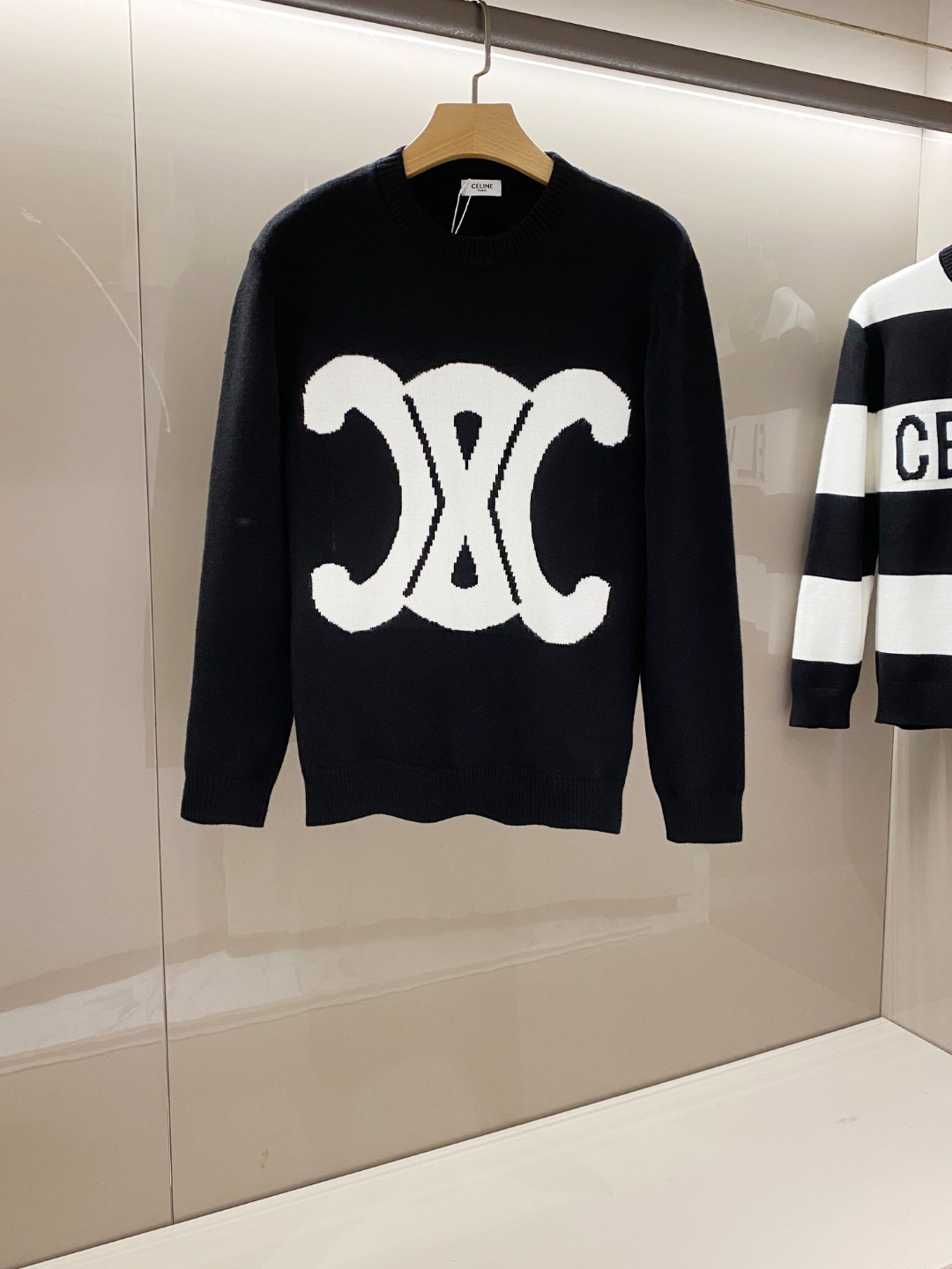 NO:121856,【New Product】Fall and winter new Cel*ne Paris Triomphe logo embroidered knitted sweater. Unlimited extension of trendy and fashionable unique style sweater. The inner wear is fashionable. Customers provide high-quality slim wool fabric with delicate and soft texture, comparable to cashmere texture, breathable and tone without thorns, keep warm and cold... The sense of wearing and luxurious fashion trends can be fully reflected. Triomphe embroidered embroidered in the embellishment is obvious, full of fashionable and personal temperament.fhls color black Size S-XL Size data S: bust 112cm-shoulder width 47cm-shoulder length 67cm-sleeve length 58cm M: bust 116cm-shoulder width 48cm-shoulder length 68cm-sleeve length 59cm M: bust 116cm-shoulder width 48cm-sleeve length 68cm-sleeve length 59cm  Size L: bust 120cm-shoulder width 49cm-sleeved length 70cm-sleeved length 61cm XL: bust 124cm-sleeved width 50cm-sleeved length 72cm-sleeved length 63cm, sweaters, alexander wang19860909【新品】秋冬新款Cel*ne Paris Triomphe标识刺绣针织毛衣.无限延伸潮流时尚的别样气质款毛衣.单穿内搭皆时尚.客供优质纤体羊毛面料,手感质感细腻柔软,媲美羊绒质感,透气爽肤不扎刺,保暖御寒…穿着感与奢华时尚潮流可体现的淋漓尽致.Triomphe绣标点缀其间显而易见,饱俱时尚个性气质.fhls 颜色黑色 尺码S-XL 尺码数据 S码:胸围112cm-肩宽47cm-衣长67cm-袖长58cm M码:胸围116cm-肩宽48cm-衣长68cm-袖长59cm L码:胸围120cm-肩宽49cm-衣长70cm-袖长61cm XL码:胸围124cm-肩宽50cm-衣长72cm-袖长63cm,,sweaters,alexander wang,Men's clothing