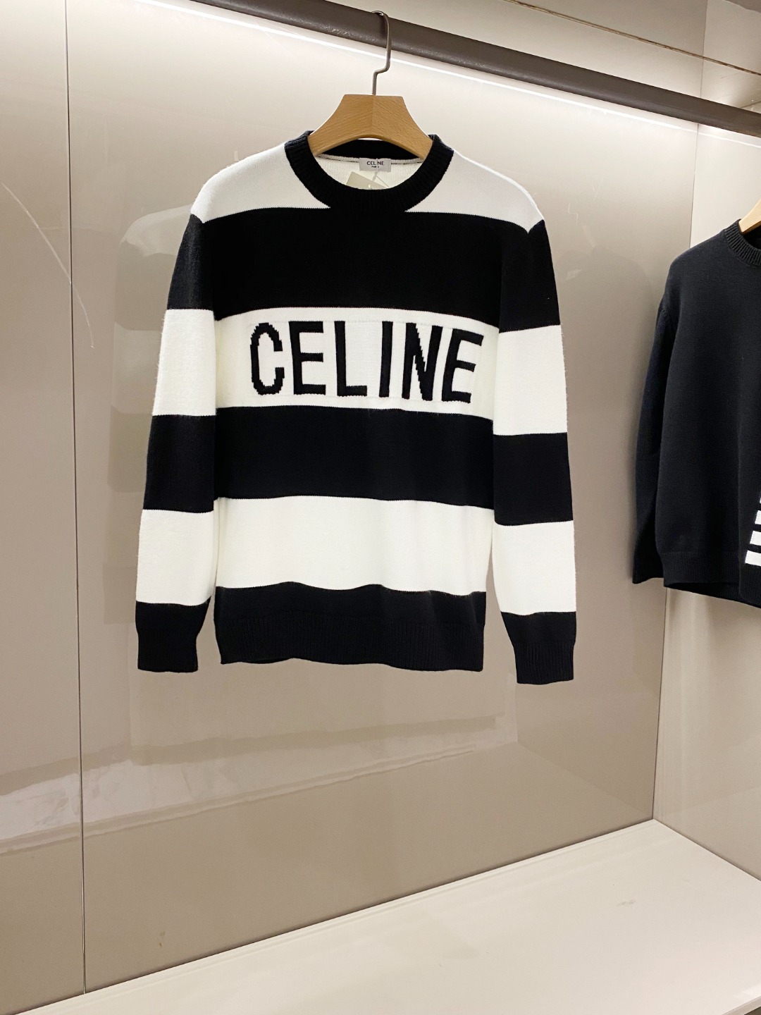 NO:121852,【New Product】Fall and winter new Cel*ne logo embroidered striped knitted sweater. Unlimited extension of trendy and fashionable unique style sweater. The inner wear is fashionable. Customers provide high-quality slim wool fabric with delicate and soft texture, comparable to cashmere texture, breathable and tone without thorns, keep warm and cold... The sense of wearing and luxurious fashion trends can be fully reflected. Triomphe embroidery embroidery is obvious in the embellishment, full and fashionable and personal temperament.fhls color black Size S-XL Size data S: bust 112cm-shoulder width 47cm-shoulder length 67cm-sleeve length 58cm M: bust 116cm-shoulder width 48cm-shoulder length 68cm-sleeve length 59cm L: bust 120cm-shoulder width 49cm-shoulder length 70cm-sleeve length 61cm L: bust 120cm-shoulder width 49cm-sleeve length 70cm-sleeve length 61cm  XL size: bust 124cm-shoulder width 50cm-clothes length 72cm-sleeve length 63cm, sweaters, alexander wang19860909【新品】秋冬新款Cel*ne 标识刺绣条纹针织毛衣.无限延伸潮流时尚的别样气质款毛衣.单穿内搭皆时尚.客供优质纤体羊毛面料,手感质感细腻柔软,媲美羊绒质感,透气爽肤不扎刺,保暖御寒…穿着感与奢华时尚潮流可体现的淋漓尽致.Triomphe绣标点缀其间显而易见,饱俱时尚个性气质.fhls 颜色黑色 尺码S-XL 尺码数据 S码:胸围112cm-肩宽47cm-衣长67cm-袖长58cm M码:胸围116cm-肩宽48cm-衣长68cm-袖长59cm L码:胸围120cm-肩宽49cm-衣长70cm-袖长61cm XL码:胸围124cm-肩宽50cm-衣长72cm-袖长63cm,,sweaters,alexander wang,Men's clothing