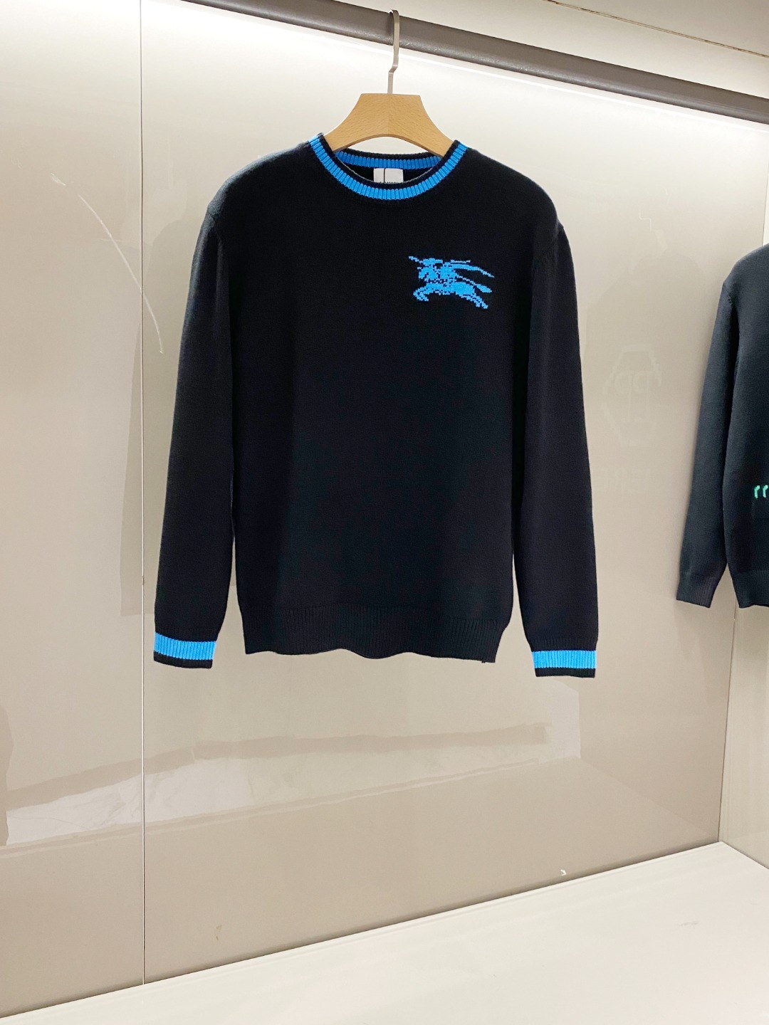 NO:121850,【New Product】Fall and winter new Bur*er*y Pro*sun Pegasus jacquard logo knitted pullover sweater. The new oriental fashion highlights the fashionable style, perfectly interpreting the classic fashion style. Trendy and simple but intriguing. Guest wool fine knitted, made of digital track knitted. The cuffs and neckline contrast, delicate and soft, the texture is flat and wide, and the transparent hair is soft and shiny. It is a demonstration of fashionable matching. Professional knitted sweaters make the simple and atmospheric tone look particularly fresh. The classic Pegasus classic jacquard logo makes the fusion of the new and fashionable suddenly...fhls Color black Size S-XL Size data S: bust 112cm-shoulder width 47cm-shoulder width 67cm-sleeved length 58cm 5hls  M size: bust 116cm-shoulder width 48cm-coat length 68cm-sleeved length 59cm L size: bust 120cm-shoulder width 49cm-coat length 70cm-sleeved length 61cm XL size: bust 124cm-shoulder width 50cm-coat length 72cm-sleeved length 63cm, burberry, sweaters, alexander wang19860909【新品】秋冬新款Bur*er*y Pro*sun飞马提花标识针织套头毛衣.全新系东方时装凸显时髦洋气,完美诠释经典时尚风格.新潮简约却耐人寻味.客供羊毛精工细织,数械轨道针织制作.袖口及领口处撞色处理,细腻柔软,质感平阔紧贴于毛干,透发丝柔光泽.为时髦搭配示范走在潮流前沿…专业手法的针织毛衫让简约大气的基调显得格外清新.经典飞马典藏提花标识Logo让全新时尚的融合感突如其来....fhls 颜色黑色 尺码S-XL 尺码数据 S码:胸围112cm-肩宽47cm-衣长67cm-袖长58cm M码:胸围116cm-肩宽48cm-衣长68cm-袖长59cm L码:胸围120cm-肩宽49cm-衣长70cm-袖长61cm XL码:胸围124cm-肩宽50cm-衣长72cm-袖长63cm,,burberry,sweaters,alexander wang,Men's clothing