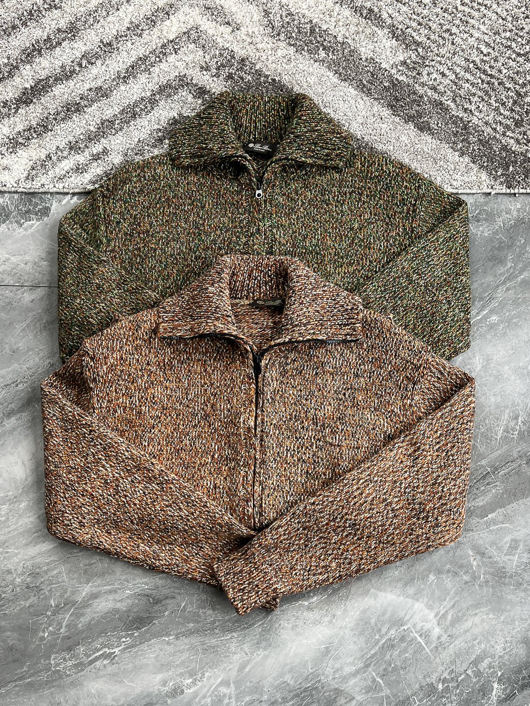 NO:600001,-【New Product】Super heavyweight item!  !  The new autumn and winter Lo*o Pi*na Edison Chen's super heavy-duty lapel zipper sweater cardigan!  !  The retro and atmospheric color scheme is most suitable for autumn and winter!  !  The customer-supplied fabric uses cashmere wool blended yarn. The process uses 9 yarns of different colors that need to be merged into one through 4 times of doubling process (every three colors of the 9 color yarns are fixed and merged into one and must be a fixed color. If the yarn is randomly combined, the effect will deviate from the original version!  The three combined colored yarns are then combined into one finished yarn, so that one yarn contains 9 colors. The process is not only time-consuming and labor-intensive, but also very costly! The entire body of the dress is made using a 1×1 thread process! Due to the particularity of the yarn, this piece of clothing must be made using an imported 3.5-needle machine!  The whole garment takes nearly 140 minutes! And because of the complexity of sewing the pockets, the fabric is 100% cashmere! No amount of writing can give you the surprise! First order, first come!  Color red maple! Summer green! Size S M L Size data S size: Bust 124cm - Shoulder width 54cm - Length 67cm - Sleeve length 62cm Size M: Bust 128cm - Shoulder width 55cm - Length 68cm - Sleeve length 63cm L size: Bust 132cm - Shoulder width 56cm - Length 69cm - Sleeve length 64cm19860909-【新品】超强重磅单品！！秋冬新款Lo*o Pi*na 陈冠希同款超级重工翻领拉链毛衣开衫！！复古大气的配色最适合秋冬季节！！客供面料采用羊绒羊毛混纺纱线.工艺采用9根不同颜色的纱线需要通过4次并纱工艺并成一条（9根颜色纱线中每三个颜色固定各并成一根必须是固定的颜色,如果随机并出来的效果会和原版有偏差！ 再把三根并好的彩色纱线再并成一根成品粗纺纱线,这样一根纱线就包含了9种颜色,工艺不仅耗时费力,而且损耗也会特别大！！整件衣服大身采用单边工艺！领子采用1×1螺纹工艺！由于纱线的特殊性,这款衣服横机织片必须用进口3.5针机器！其他的机器根本做不下来,整件衣服耗时近140分钟！又由于衣服比较厚重,加上缝合口袋的复杂性,衣服在套口缝合中也比较费时费力！百分百羊绒面料！手感和质感都无敌了！！文案写再多都不如实物带给你的惊喜！！美炸翻天的羊绒外套！！先报单先得！确实很难做！重磅900到1000克！ 颜色红枫色！夏季绿！ 尺码S M L 尺码数据 S码:胸围124cm-肩宽54cm-衣长67cm-袖长62cm M码:胸围128cm-肩宽55cm-衣长68cm-袖长63cm L码:胸围132cm-肩宽56cm-衣长69cm-袖长64cm,,jackets & coats,sweaters,alexander wang,Men's clothing