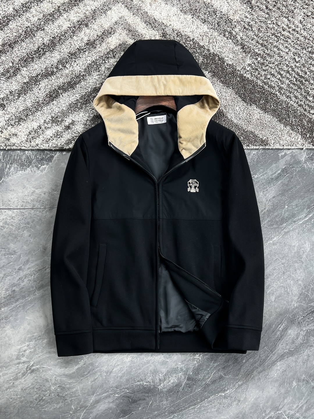 NO:116523,M21177-32016-[New Product] Shanghai Trading Company Channel Product, Pure Blood Quality, Autumn and Winter New Bru*ello Cuc*nelli Fashionable and casual contrasting color hooded jacket jacket and sweatshirt. Fashion with typical Italian style is quite exquisite in fabric selection and craftsmanship, which is very consistent with the aesthetic tone of BC, low-key and luxurious, elegant and noble. The brand logo on the chest is a soul-like existence. This detail strongly illuminates the brand identity, which enriches the vision and brings the sense of fashion!  Customers supply top-quality fabrics imported from Egypt, selected high-quality cotton raw materials in the Nile area. They were made by heavy weaving and dyeing in a century-old workshop. They have a huge texture, excellent scraping properties, very high weight, full weight, and excellent comfort and breathability!  The details are exquisite and exquisite, with exclusive customized contrasting zippers, light and versatile color matching, fashionable hooded design, suitable for everyday wear, can be encountered in any occasion, and is a styling item with both appearance and strength!  Color black Size 48 50 52 54 56 Size data 48 Shoulder width 44cm - bust 106cm - length 63cm - sleeve length 59cm 50 Shoulder width 45cm - bust 110cm - length 64cm - sleeve length 60cm 52 Shoulder width 46cm - bust 114cm - length 65cm - sleeve length 61cm 54 Shoulder width 47cm - bust 118cm - length 66cm - sleeve length 62cm 56 Shoulder width 48cm - bust 122cm - length 67cm - sleeve length 62cm.,,hoodie,sweatshirts,jackets & coats,jackets & coats,hats,alexander wang19860909M21177-32016-【新品】上海贸易公司渠道货,纯正血统品质,秋冬新款Bru*ello Cuc*nelli 时尚休闲撞色拼接连帽夹克外套卫衣.颇具意大利典型风格的时装,在面料选取和工艺方面都相当考究,极符合 BC美学基调,低调且奢华,优雅且高贵,胸前的品牌标识属于灵魂式的存在,此细节有力标榜了品牌身份,即丰富了视觉亦让时髦感加持！客供埃及进口顶级面料,甄选尼罗河区域光照极好的上等棉花原料,经过百年工坊重磅定织定染而成,质感爆棚,挺刮性极好,非常高克重,分量十足,舒适性与透气性亦极为出色！细节工艺精湛考究,专属定制撞色拉链,配色轻熟百搭,时尚连帽设计,符合日常各种穿搭,驾驭任何场合,可遇而不可求,属于颜值与实力兼备的一款造型单品！ 颜色黑色 尺码48 50 52 54 56 尺码数据 48码肩宽44cm-胸围106cm-衣长63cm-袖长59cm 50码肩宽45cm-胸围110cm-衣长64cm-袖长60cm 52码肩宽46cm-胸围114cm-衣长65cm-袖长61cm 54码肩宽47cm-胸围118cm-衣长66cm-袖长62cm 56码肩宽48cm-胸围122cm-衣长67cm-袖长62cm.,,hoodie,sweatshirts,jackets & coats,jackets & coats,hats,alexander wang,Men's clothing