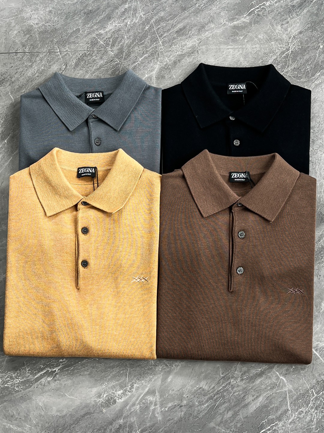 NO:116524,M21177-53510-[New Product] Hong Kong foreign business channel goods, pure blood quality, new autumn and winter style Zeg*a men's high-end business casual lapel sweater/wool sweater. High-end luxury and platinum-grade classic basic sweater, the whole body design perfectly integrates Italian aesthetics, and inherits the genes of the Jie family, taking the minimalist route, both solemn and harmonious, in line with modern urban aesthetics. The chest is decorated with XXX's iconic brand logo, presented in exquisite embroidery, enriching the overall vision and proclaiming identity!  Customers provide top Italian luxury worsted wool fabrics, selected Australian top-quality merino wool making, first-class fabric attributes, extremely high fiber coefficient, lightweight and elastic, extremely soft and delicate feel, excellent skin-friendly, without any thorny feeling, both comfort and breathability, and also superior in warmth!  The details are excellent, the classic lapel design is elegant and fashionable, the color matching is light and versatile, which is in line with various daily outfits, and the space for mixing and matching is very high. It can be used for business commuting and leisure on any occasion. The upper body is elegant and has a strong sense of temperament. It is very outstanding in both inner wear and single outfits, and everyone has one!  Color black gray khaki brown Size 48 50 52 54 56 Size data 48: bust 102cm-shoulder width 44cm-sleeved length 67cm-sleeved length 62cm 50: bust 106cm-shoulder width 45cm-sleeved length 68cm-sleeved length 63cm 52: bust 110cm-shoulder width 46cm-sleeved length 69cm-sleeved length 64cm 54: bust 114cm-shoulder width 47cm-sleeved length 70cm-sleeved length 65cm.,,sweaters,alexander wang19860909M21177-53510-【新品】香港洋行渠道货,纯正血统品质,秋冬新款 Zeg*a男士高端商务休闲翻领针织衫/羊毛衫.高端奢华且白金级的一款经典基础款毛衣,通体的设计完美融合意式美学,且传承了杰家族的基因,走极简主义的路线,亦庄亦谐,符合现代都市审美,胸前饰有XXX标志性品牌标识,以精美刺绣体呈现,丰富了整体视觉,亦标榜了身份！客供意大利顶级奢华精纺羊毛面料,甄选澳洲顶级上乘美丽诺羊毛制作,面料属性一流,纤维系数极高,质地轻盈且富有弹性,手感极其柔糯细腻,亲肤性极佳,无任何扎刺感,舒适度与透气性兼备,同时保暖性方面亦优越！细节方面非常出色,经典翻领设计,颇具优雅时髦,配色轻熟百搭,符合日常各种穿搭,混搭兼容空间极高,驾驭任何场合,商务通勤与出街休闲皆可,上身儒雅气质感极强,无论内搭还是单穿都非常出彩,人手一件！ 颜色黑色 灰色 卡其色 棕色 尺码48 50 52 54 56 尺码数据 48码:胸围102cm-肩宽44cm-衣长67cm-袖长62cm 50码:胸围106cm-肩宽45cm-衣长68cm-袖长63cm 52码:胸围110cm-肩宽46cm-衣长69cm-袖长64cm 54码:胸围114cm-肩宽47cm-衣长70cm-袖长65cm.,,sweaters,alexander wang,Men's clothing