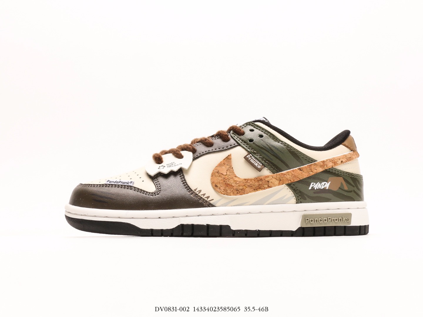 Dunk Low 熊猫恶作剧 丛林穿越 森林危机 SB低帮休闲板鞋配色整体围绕熊猫恶作剧丛林穿越主题设计,鞋身整体采用专属颜料重新喷涂 2