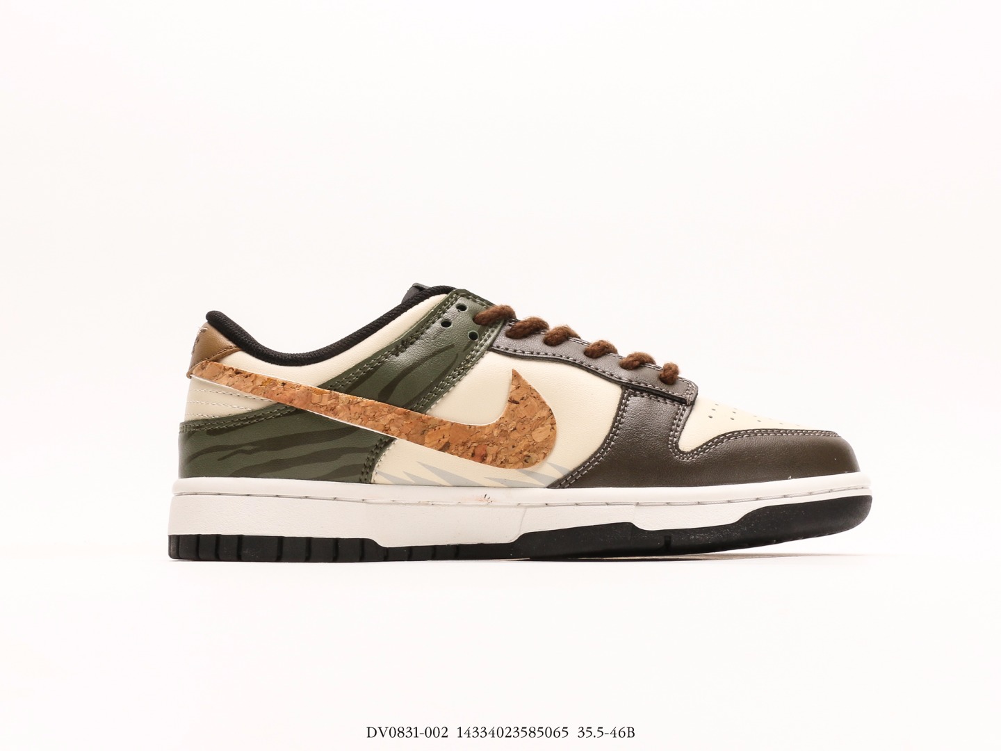 Dunk Low 熊猫恶作剧 丛林穿越 森林危机 SB低帮休闲板鞋配色整体围绕熊猫恶作剧丛林穿越主题设计,鞋身整体采用专属颜料重新喷涂 3
