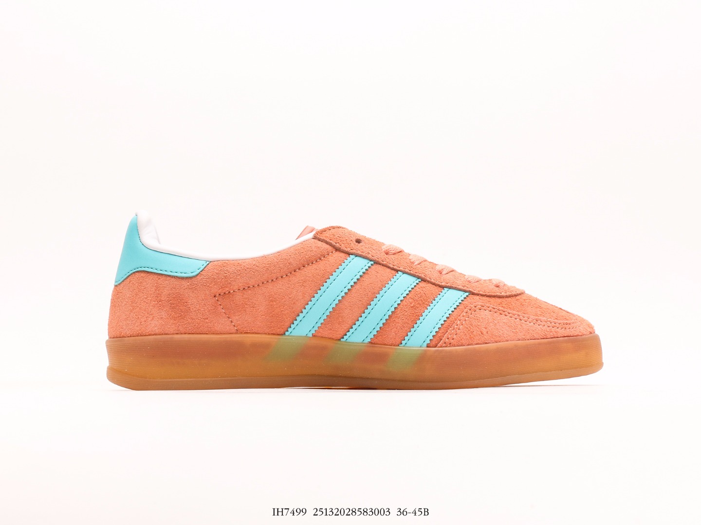 originals Gazelle Indoor 版本以梅红色鞋身配以白色的三杠 Logo 以及海军蓝色的鞋身配以黑色的三杠 Logo 3