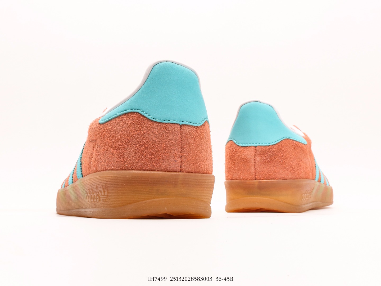 originals Gazelle Indoor 版本以梅红色鞋身配以白色的三杠 Logo 以及海军蓝色的鞋身配以黑色的三杠 Logo 7