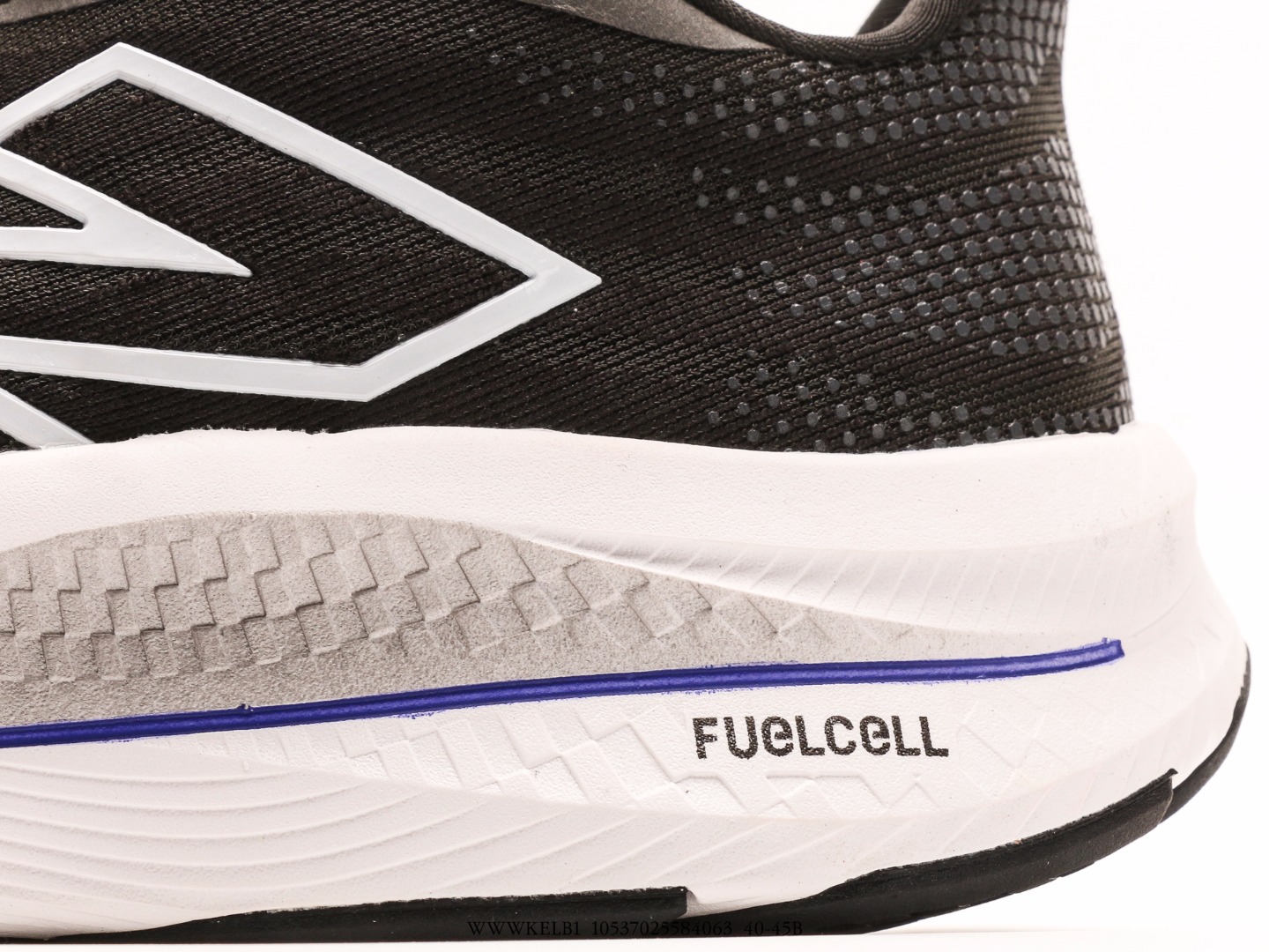 FuelCell 跑步鞋👏 FuelCell SuperComp Trainer采用FuelCell中底 采用EnergyArc技术 8
