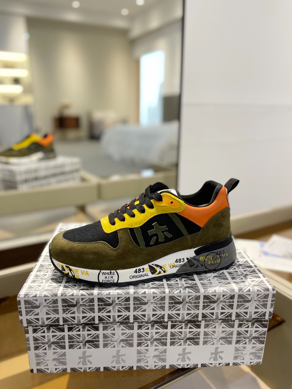 NO:231183,Premiata Lander Trainers LANO series low-top retro and versatile casual training sneakers premiata is an Italian brand. PREMIATA uses Italian fabrics and exquisite leather to make sneakers based on international high standards. In addition, according to different models, it uses soles provided by high-quality technology suppliers around the world. PREMIATA is committed to integrating traditional shoemaking methods and high-tech R&D results into shoe design. This shoemaking brand, founded in 2009, has created a shoe work with extreme enthusiasm and unlimited creativity through modern interpretation of history. It is a representative of top Italian handicrafts.  Primiada Italian famous products have a century-old history, all craftsmanship are all hand-made, and the LOGO with the same word as the word 