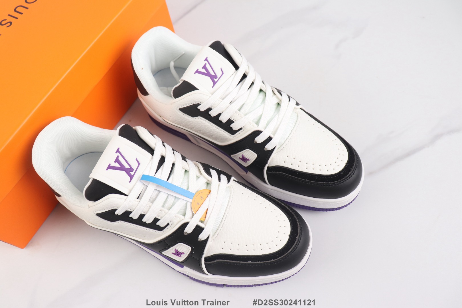 新品速递LV Trainer LV低帮休闲鞋 艺术总监 Virgil Abloh 设计的LV手写标识则于侧面彰显品牌格调 牛皮材质 Size:39-45码1