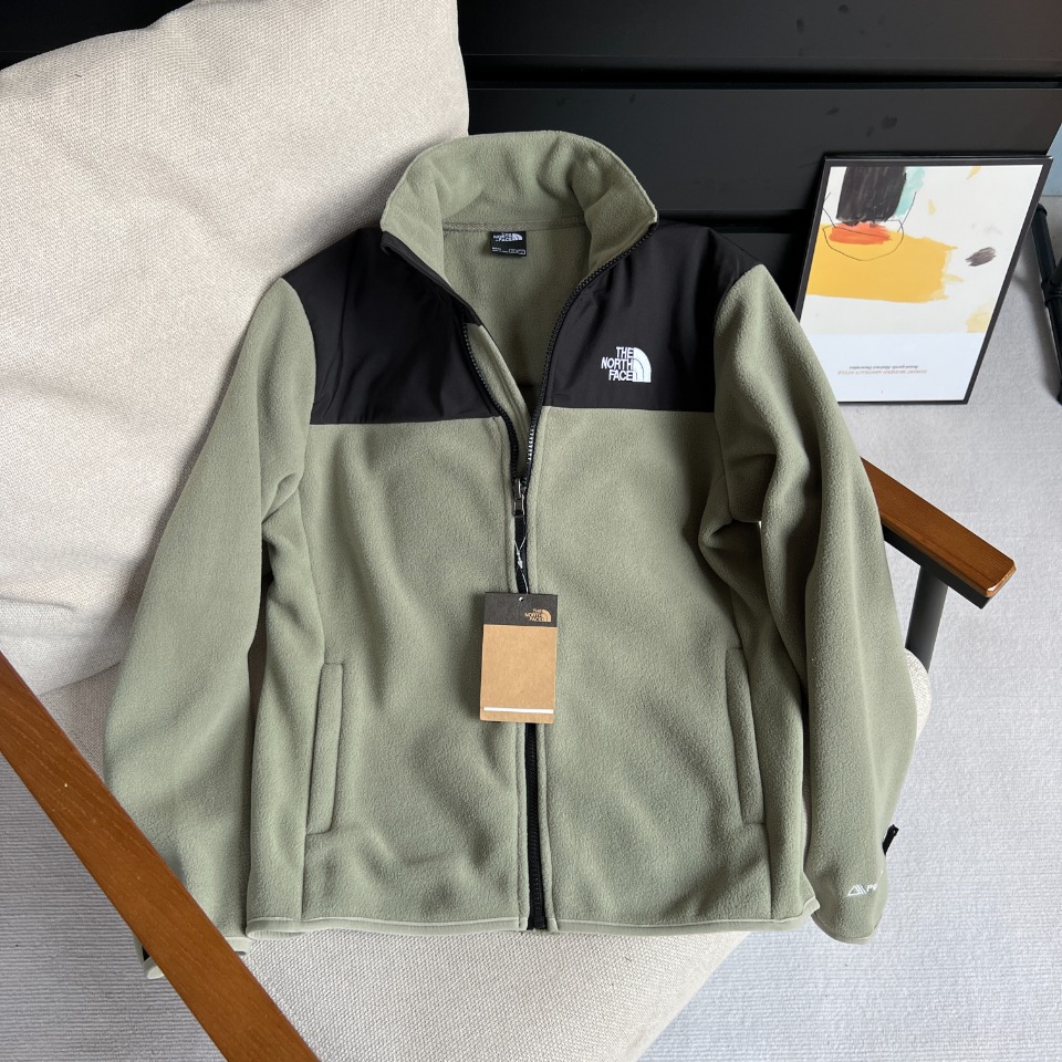 批100
The NorthFace北面  顶级拼接摇粒绒内胆外套
【跟 1986，1990，1994冲锋衣二合一，完美相结合】
TheNorthFace北面抓绒衣春秋冬新款户外运动摇粒绒内胆外套 跟1990，1986，1994冲锋衣完美融合内胆，可外穿功能型保暖运动跑步抓绒外套！双面抓绒，上身贼舒服，中等厚度男士内搭打底良品！好货不多，速度备起来啦！