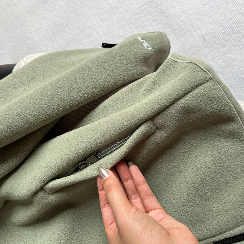 批100
The NorthFace北面  顶级拼接摇粒绒内胆外套
【跟 1986，1990，1994冲锋衣二合一，完美相结合】
TheNorthFace北面抓绒衣春秋冬新款户外运动摇粒绒内胆外套 跟1990，1986，1994冲锋衣完美融合内胆，可外穿功能型保暖运动跑步抓绒外套！双面抓绒，上身贼舒服，中等厚度男士内搭打底良品！好货不多，速度备起来啦！