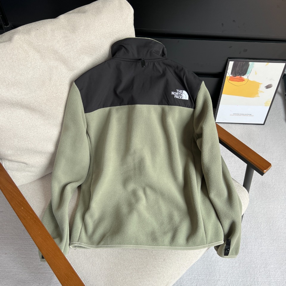 批100
The NorthFace北面  顶级拼接摇粒绒内胆外套
【跟 1986，1990，1994冲锋衣二合一，完美相结合】
TheNorthFace北面抓绒衣春秋冬新款户外运动摇粒绒内胆外套 跟1990，1986，1994冲锋衣完美融合内胆，可外穿功能型保暖运动跑步抓绒外套！双面抓绒，上身贼舒服，中等厚度男士内搭打底良品！好货不多，速度备起来啦！