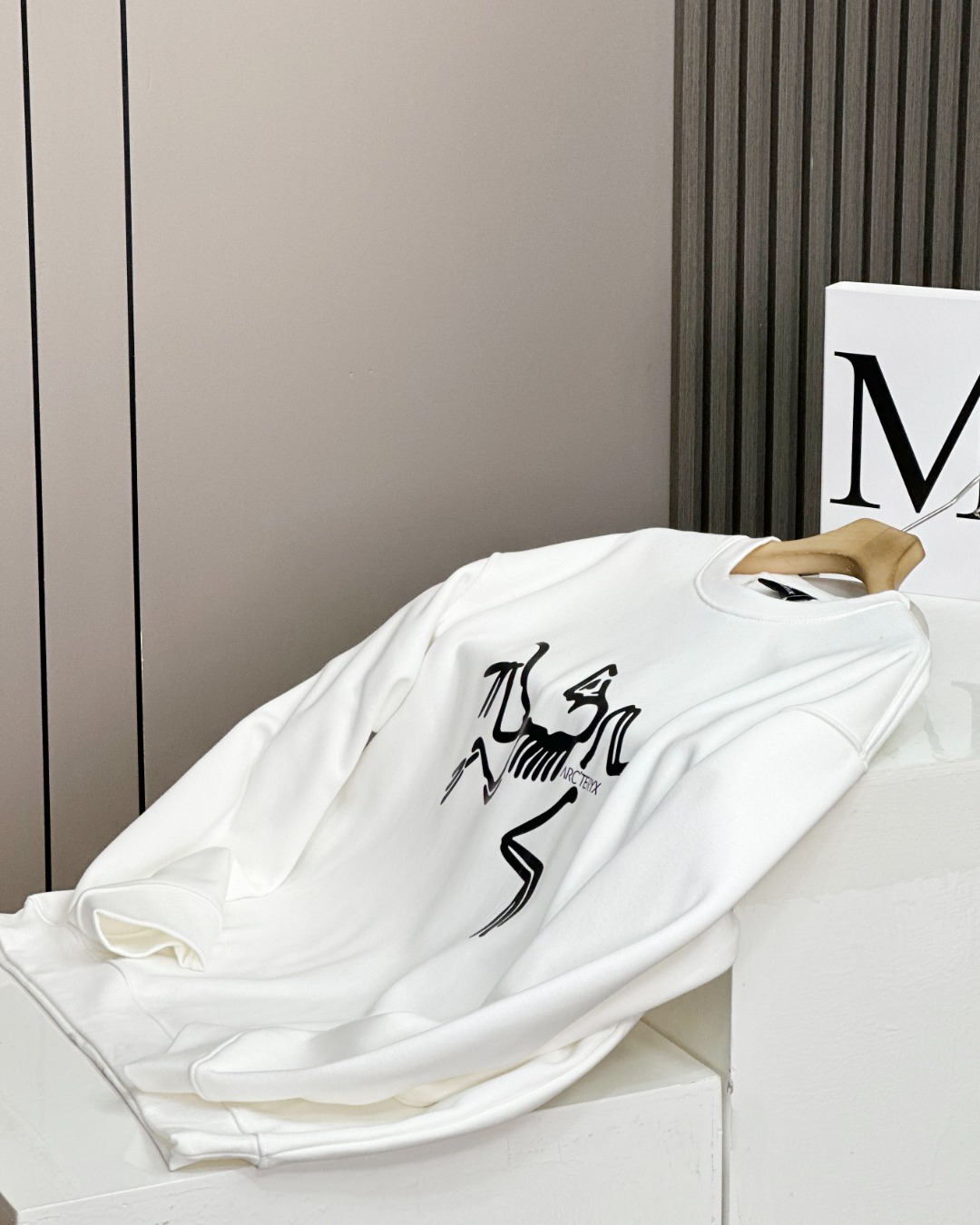 💰200（细节图）
ARC‘TERYX始祖鸟系列最新款套头加绒圆领卫衣休闲情侣款  顶级版本

✅尺码：S~XL
✅颜色：黑色、白色

✅细节版本1:1复刻 重磅专柜最新款！绝对私房牛货！460G高克重加绒材质，厚重感十足！！

✅原版定位印花细节，德国进口的数码印机 所以印花是超清晰的 穿久了也不会裂 普通的印花技术根本做不到!!

✅os版型超正！宽松舒适！情侣款💑百搭首选！

尺码表：
S （100-135斤）：衣长68 胸围104 肩宽45
M （135-150斤）:  衣长70 胸围108 肩宽46
L（150-165斤） ： 衣长72 胸围112 肩宽48
XL（165-185斤）：衣长74 胸围116 肩宽49

注：手量尺寸，1~3cm误差
✔✔✔备注：特大码可定制XXL  XXXL（定制款不退不换）