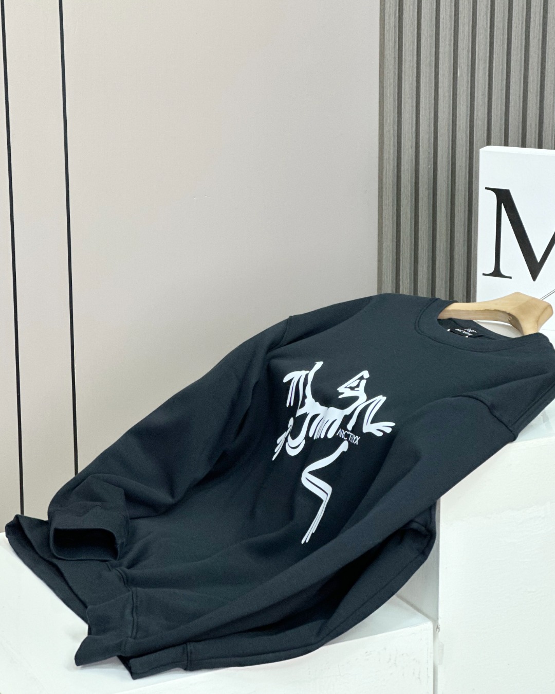 💰200（细节图）
ARC‘TERYX始祖鸟系列最新款套头加绒圆领卫衣休闲情侣款  顶级版本

✅尺码：S~XL
✅颜色：黑色、白色

✅细节版本1:1复刻 重磅专柜最新款！绝对私房牛货！460G高克重加绒材质，厚重感十足！！

✅原版定位印花细节，德国进口的数码印机 所以印花是超清晰的 穿久了也不会裂 普通的印花技术根本做不到!!

✅os版型超正！宽松舒适！情侣款💑百搭首选！

尺码表：
S （100-135斤）：衣长68 胸围104 肩宽45
M （135-150斤）:  衣长70 胸围108 肩宽46
L（150-165斤） ： 衣长72 胸围112 肩宽48
XL（165-185斤）：衣长74 胸围116 肩宽49

注：手量尺寸，1~3cm误差
✔✔✔备注：特大码可定制XXL  XXXL（定制款不退不换）