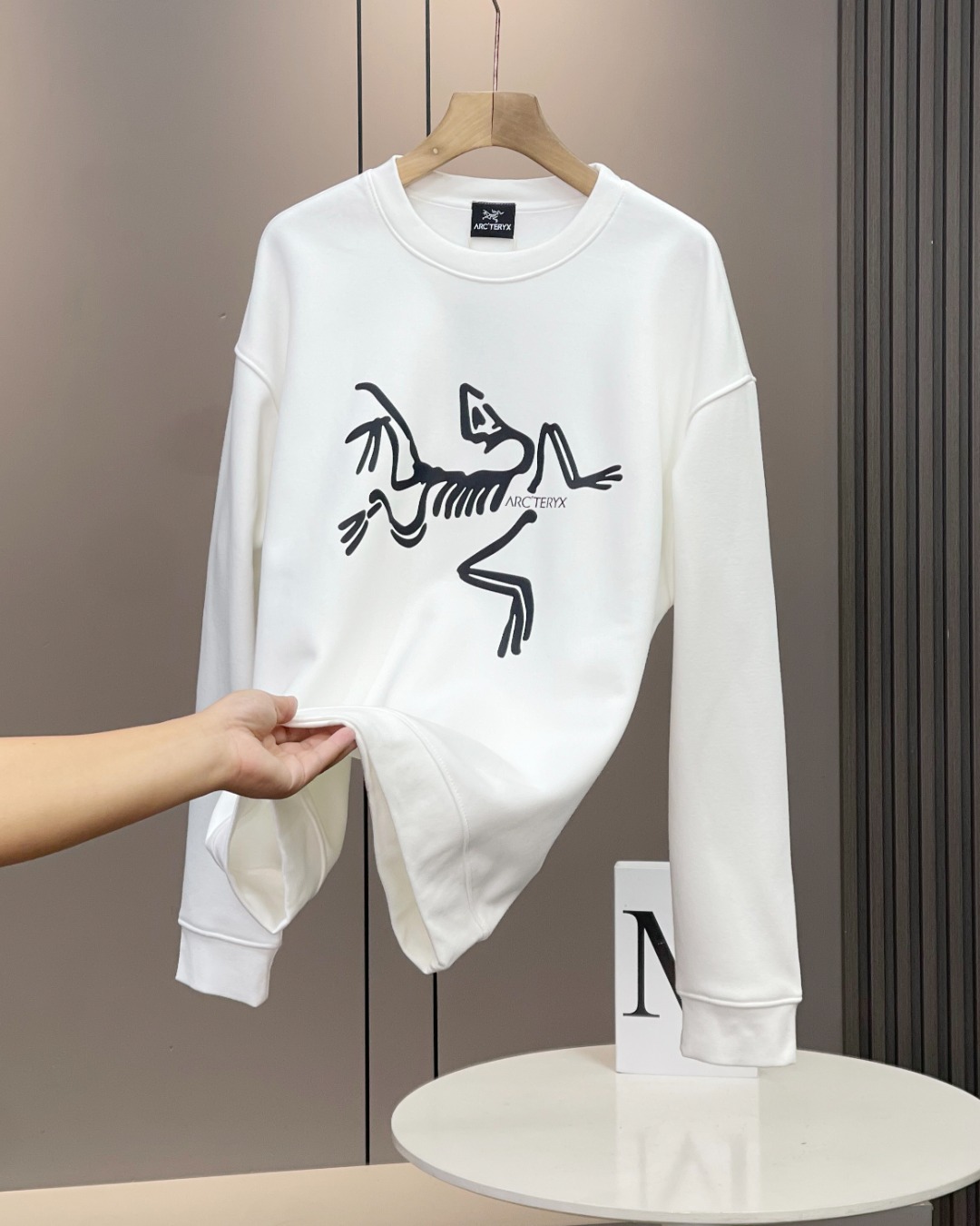 💰200（细节图）
ARC‘TERYX始祖鸟系列最新款套头加绒圆领卫衣休闲情侣款  顶级版本

✅尺码：S~XL
✅颜色：黑色、白色

✅细节版本1:1复刻 重磅专柜最新款！绝对私房牛货！460G高克重加绒材质，厚重感十足！！

✅原版定位印花细节，德国进口的数码印机 所以印花是超清晰的 穿久了也不会裂 普通的印花技术根本做不到!!

✅os版型超正！宽松舒适！情侣款💑百搭首选！

尺码表：
S （100-135斤）：衣长68 胸围104 肩宽45
M （135-150斤）:  衣长70 胸围108 肩宽46
L（150-165斤） ： 衣长72 胸围112 肩宽48
XL（165-185斤）：衣长74 胸围116 肩宽49

注：手量尺寸，1~3cm误差
✔✔✔备注：特大码可定制XXL  XXXL（定制款不退不换）