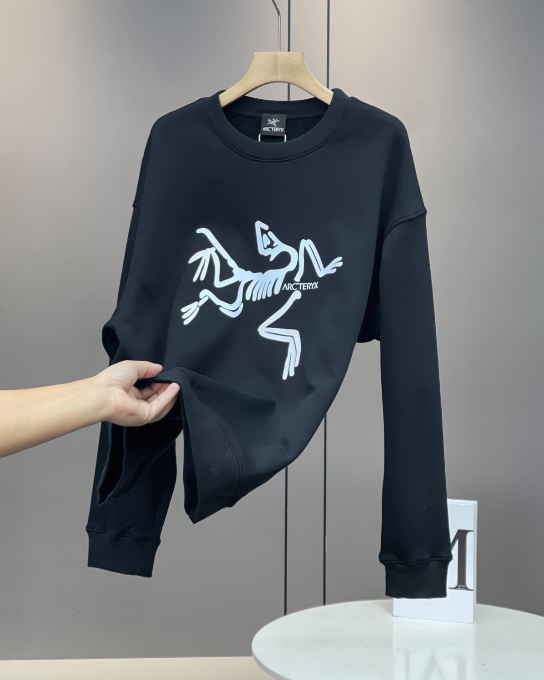 💰200（细节图）
ARC‘TERYX始祖鸟系列最新款套头加绒圆领卫衣休闲情侣款  顶级版本

✅尺码：S~XL
✅颜色：黑色、白色

✅细节版本1:1复刻 重磅专柜最新款！绝对私房牛货！460G高克重加绒材质，厚重感十足！！

✅原版定位印花细节，德国进口的数码印机 所以印花是超清晰的 穿久了也不会裂 普通的印花技术根本做不到!!

✅os版型超正！宽松舒适！情侣款💑百搭首选！

尺码表：
S （100-135斤）：衣长68 胸围104 肩宽45
M （135-150斤）:  衣长70 胸围108 肩宽46
L（150-165斤） ： 衣长72 胸围112 肩宽48
XL（165-185斤）：衣长74 胸围116 肩宽49

注：手量尺寸，1~3cm误差
✔✔✔备注：特大码可定制XXL  XXXL（定制款不退不换）