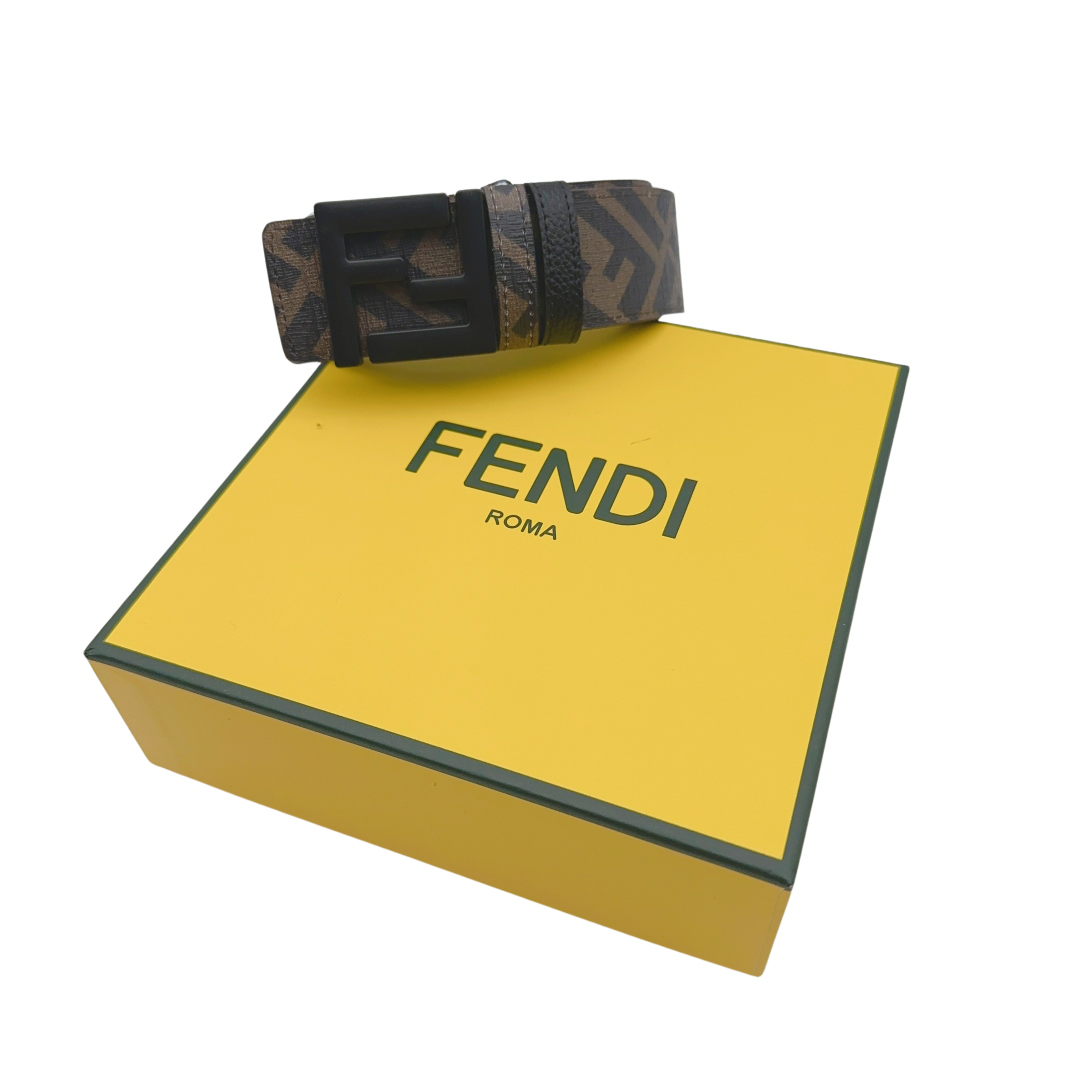 💰120(NFC芯片防伪,顶级版本)
FENDI芬迪平滑扣双面皮带-黑色-棕色-男款-宽4cm FF Squared腰带-FF腰带-黑色棕色皮革两面用腰带-官网在售价¥ 39,700人民币,双环正反两面用腰带。标志性FF钉扣。黑色Cuoio Romano皮革材质。反面布料带有烟草黄和黑色FF图案。黑色瓷漆金属件。意大利制造材质:100%小牛皮,背面:49%聚氨酯,28%棉,23%涤纶货号:7C0432AEU9F148A,推荐给大家的都是绝对爆款!!上海国际海口对接的外贸公司,不折不扣的高级货哦!包装精美。所有细节全部到位!腰带质量很棒!用起来紧实。不会松垮。整体效果成熟稳重,相当秀气,必入单品!喜欢纯色裤子的你!这款腰带绝对可以成为您全身上下的点睛之笔👍
☠全网毒家首发,头层牛皮!NFC芯片感应,手机顶部平面位置贴合,NFC感应区域,自动弹窗进入官网对应腰带界面,双重防伪,专柜发票🧾-防伪卡-配件齐全!
尺寸:长115cm宽4cm
配:专柜最新全套礼盒包装(如图👇)