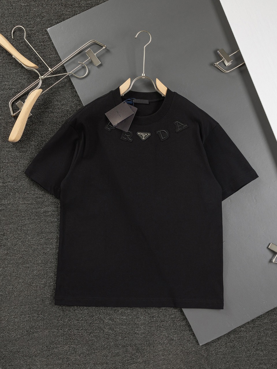 PRAD * versión ligeramente ancha S-Xl, la última marca triangular de metal de primer nivel en el escote combinada con b…
