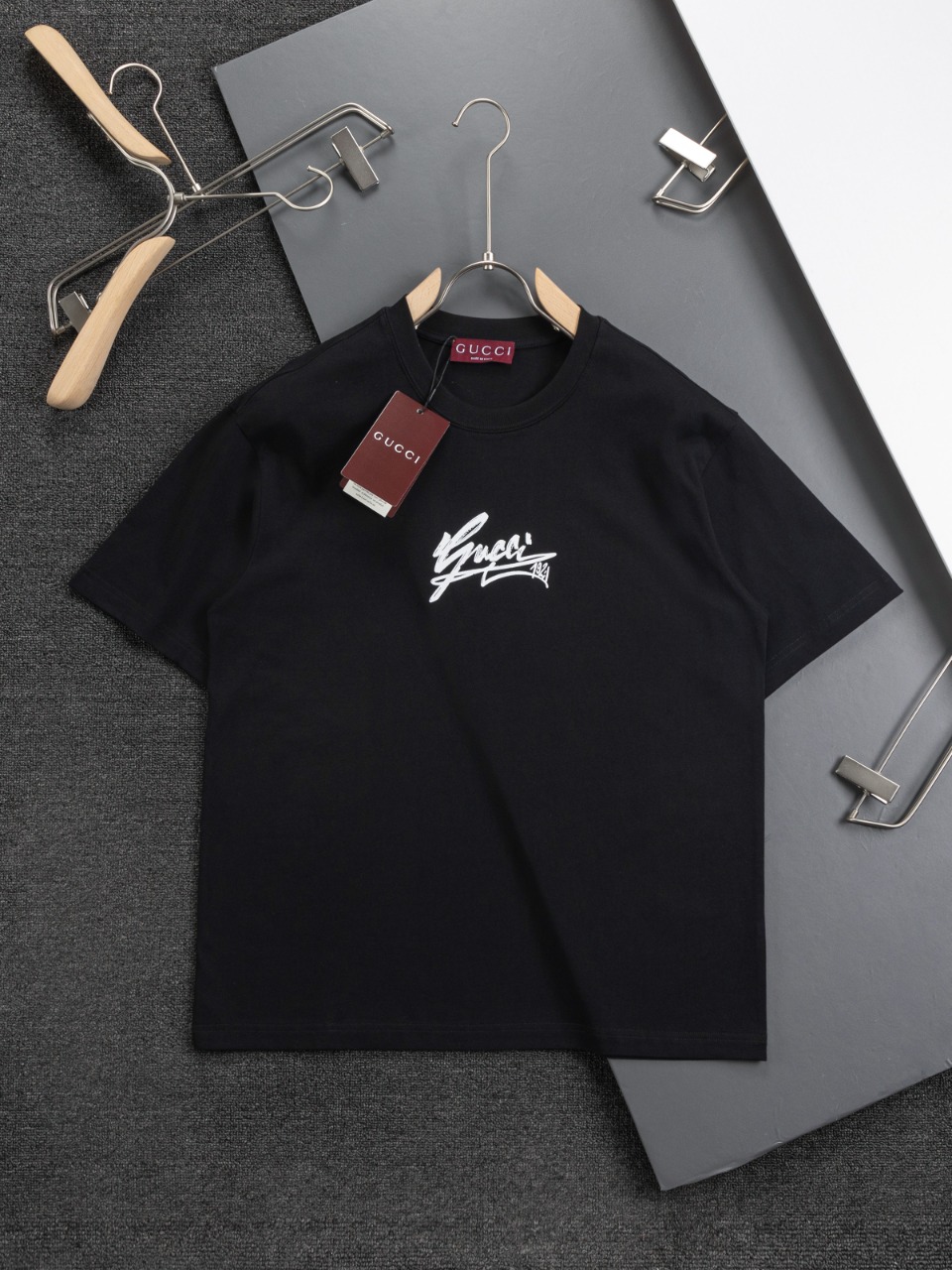 25SS Gucc* nueva camiseta de manga corta, camiseta con letras de firma. En cuanto a la fusión de elementos, es muy madu…